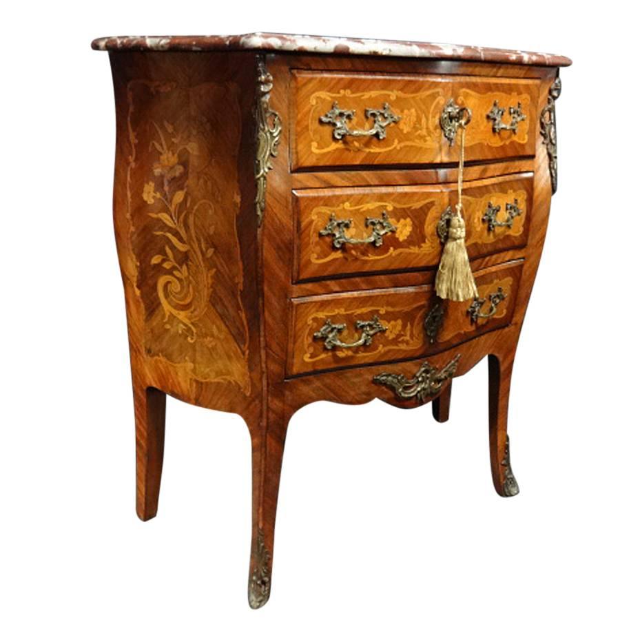 A very good kingwood bombe shaped chest of three drawers with marquetry panels , ormolu mounts and handles, superb rogue marble, in excellent original condition, excellent color.

Measure: 32