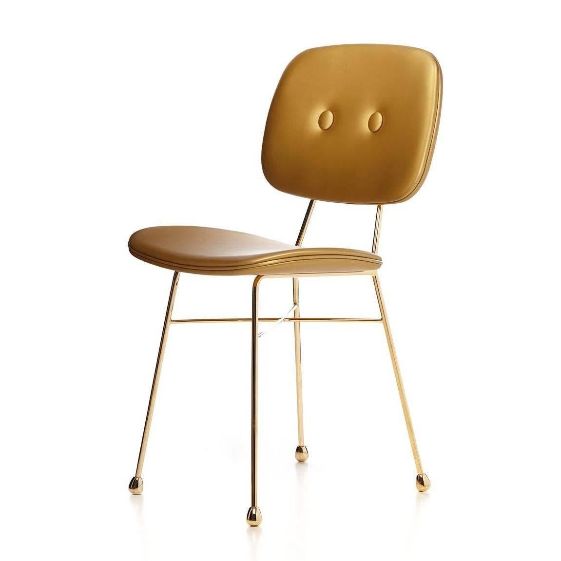 Under a mysterious magic spell, a retro-looking school chair is dipped in enchanted golden nectar, which washes away its austerity and crows it with a shiny aureole. Isn’t this a typical school-time wish, while looking out of the window and hoping