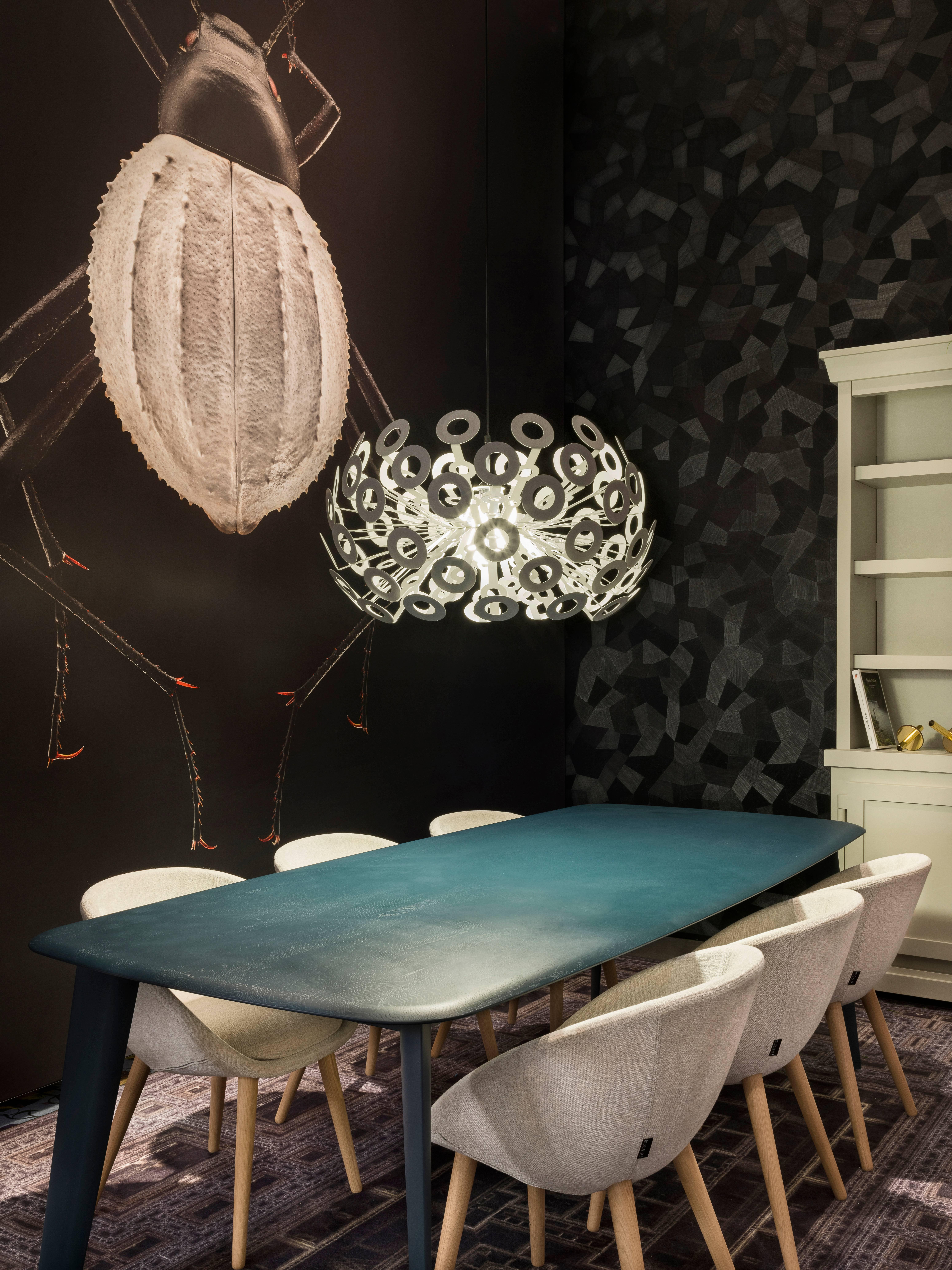 True to its name, Dandelion was initially inspired by the plant that creates the famous and poetic 'Dandelion snow' of fuzzy, cotton-like seeds when a gush of wind blows on it.
The lamp transmits an explosive feeling of energy in motion, reaching