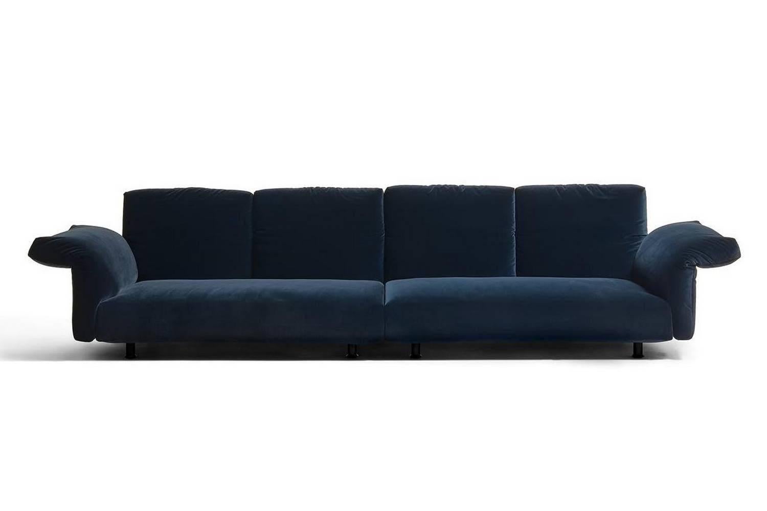 It is a primary sofa, contained in its dimensions. Elegant. "Flexible," thanks to the "smart" pillow. Adaptable, because it consists of several elements. Welcoming, to stimulate the encounter between people.

  