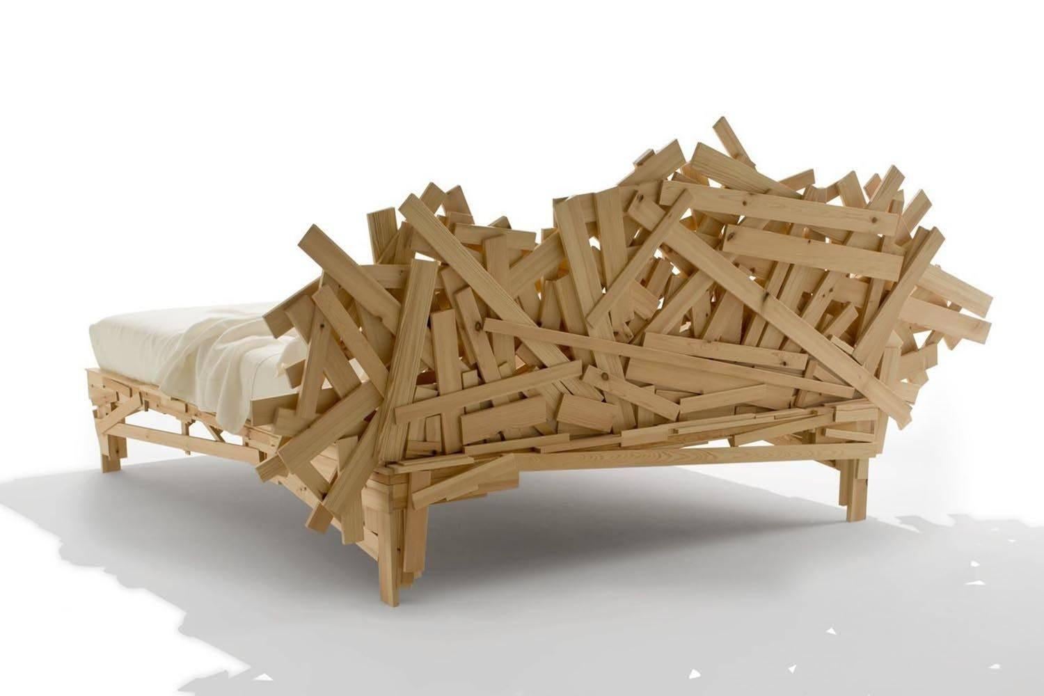 Structurally realized with pine strips of various sizes, manually joined and nailed on one another in a deliberately random fashion. The realization makes each bed a single piece.

Mattress size 180 x 200 cm.
       