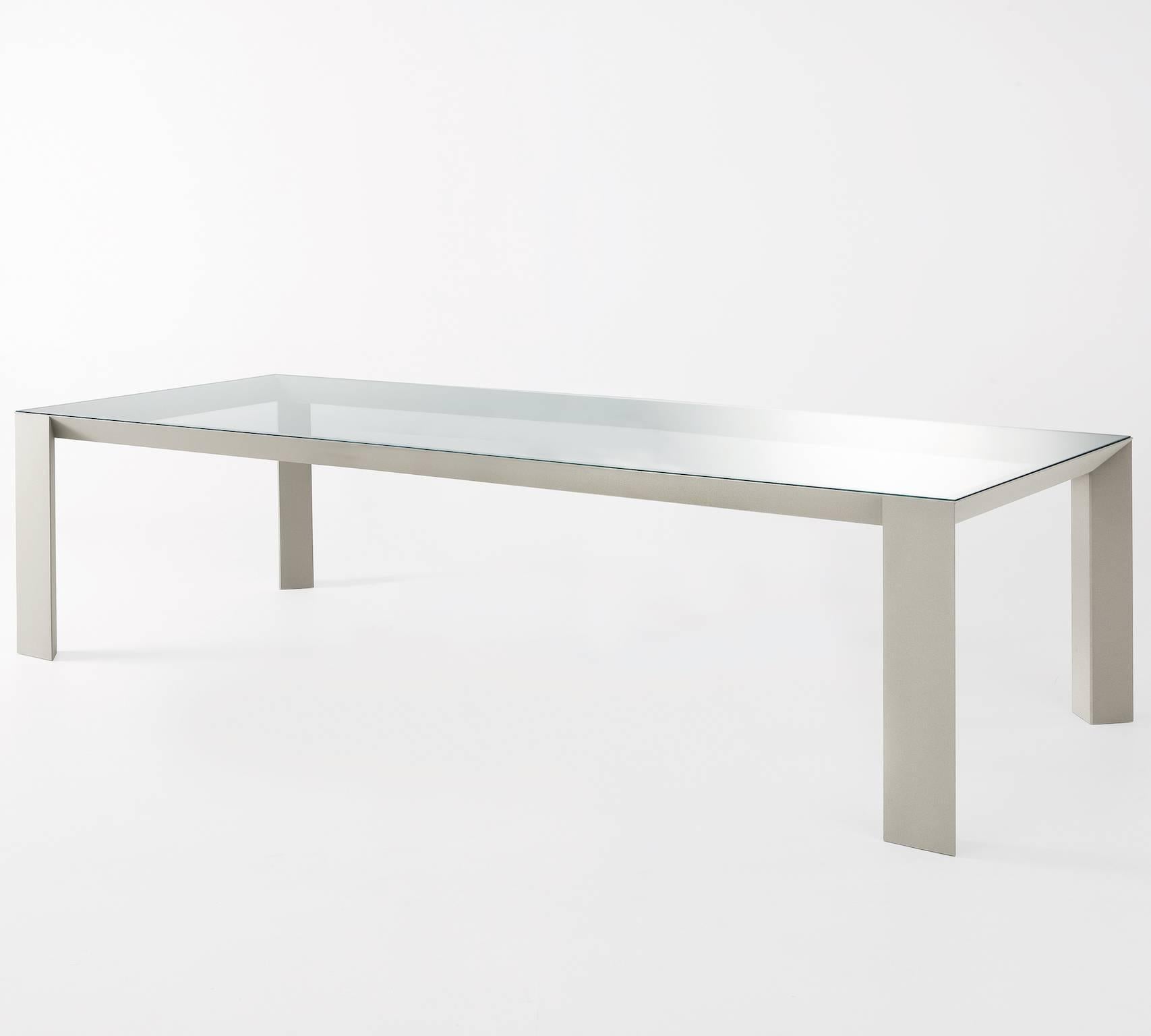 Table with aluminium structure covered by tobacco stained or wengé stained oak.
Available also with embossed white or black lacquered structure or “fabric” touch effect lacquered structure in the chestnut, sand and canapa colors.
12mm transparent