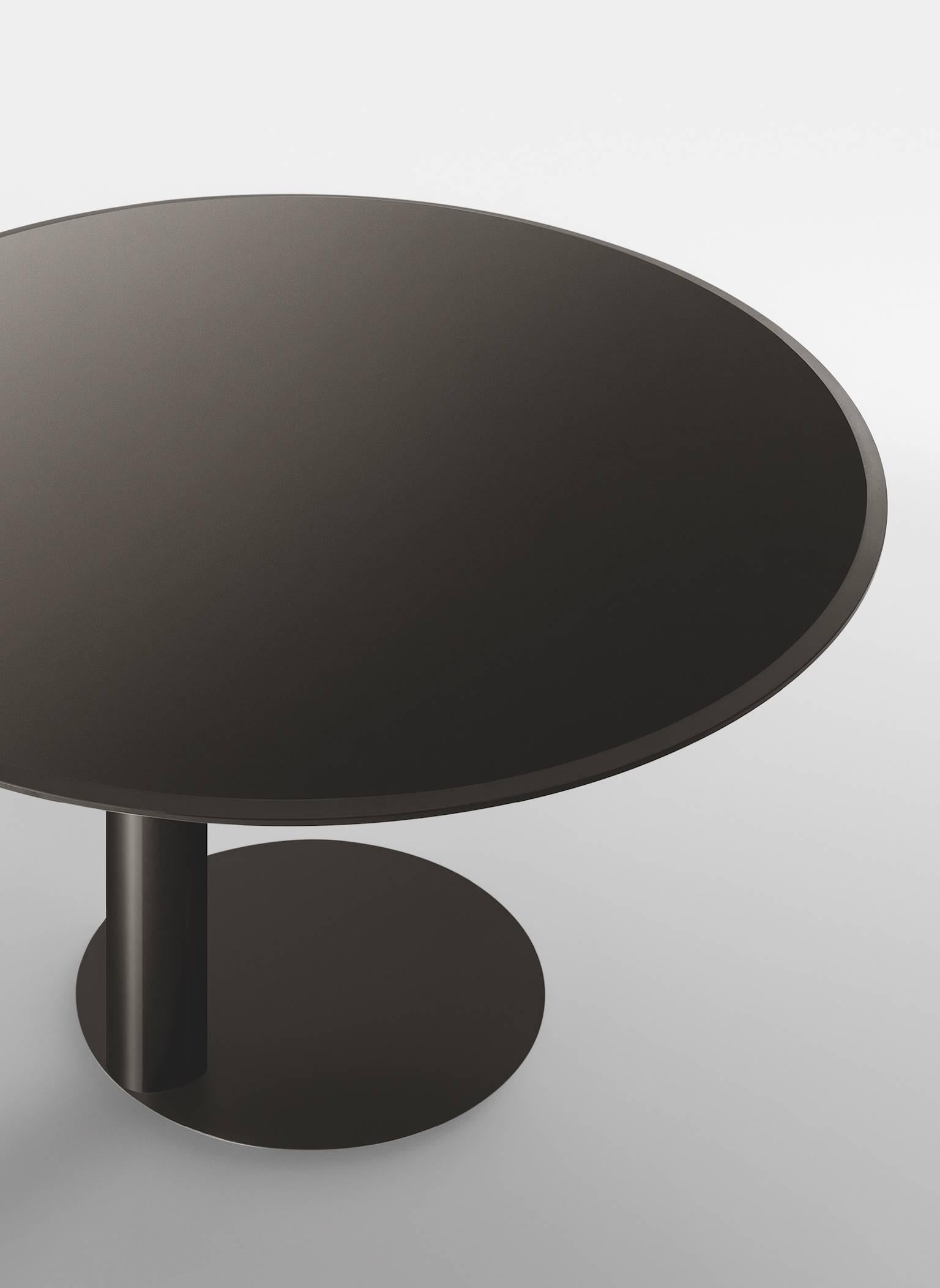 Table with 15 mm bevelled and bright painted glass top. Bright lacquered metal structure. Available in the colours black, blue grey and liquorice.

Sizes:
35½