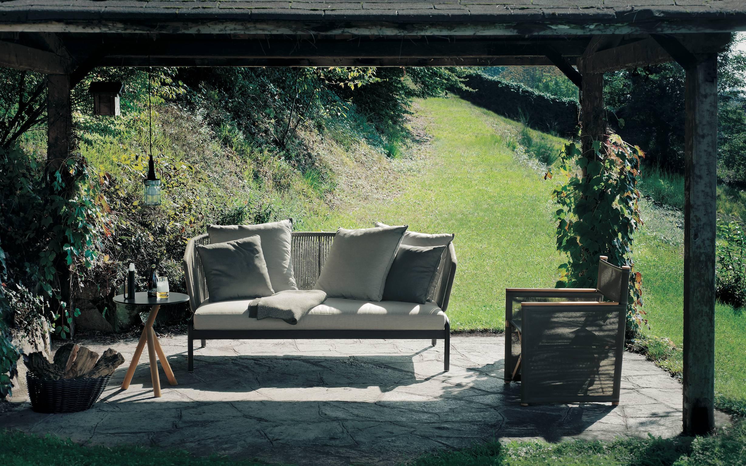 Roda Spool Two-Seat Sofa for Outdoor/Indoor Use by Rodolfo Dordoni (Pulverbeschichtet) im Angebot