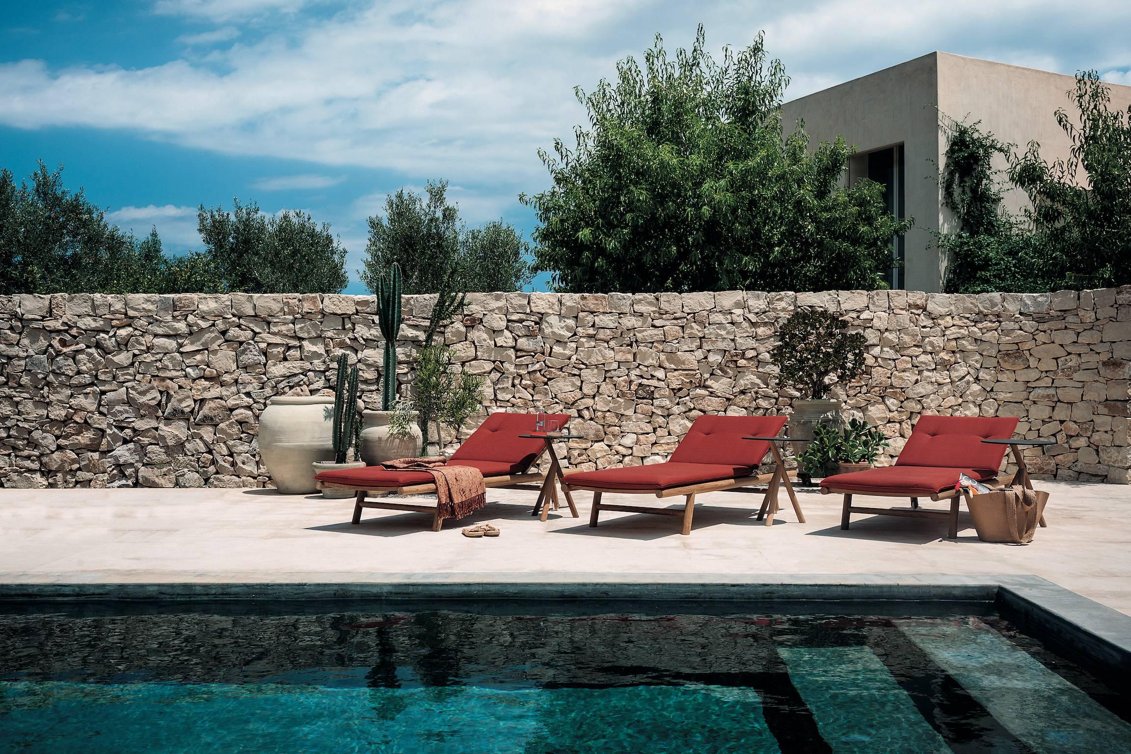 Orson sunlounger is the the synthesis of classic and contemporary. The harmonic and sinuous lines are the “fil rouge” between the items of this collection. Completely made in teak, it seems to have a simple design grammar, but conceals ingenious