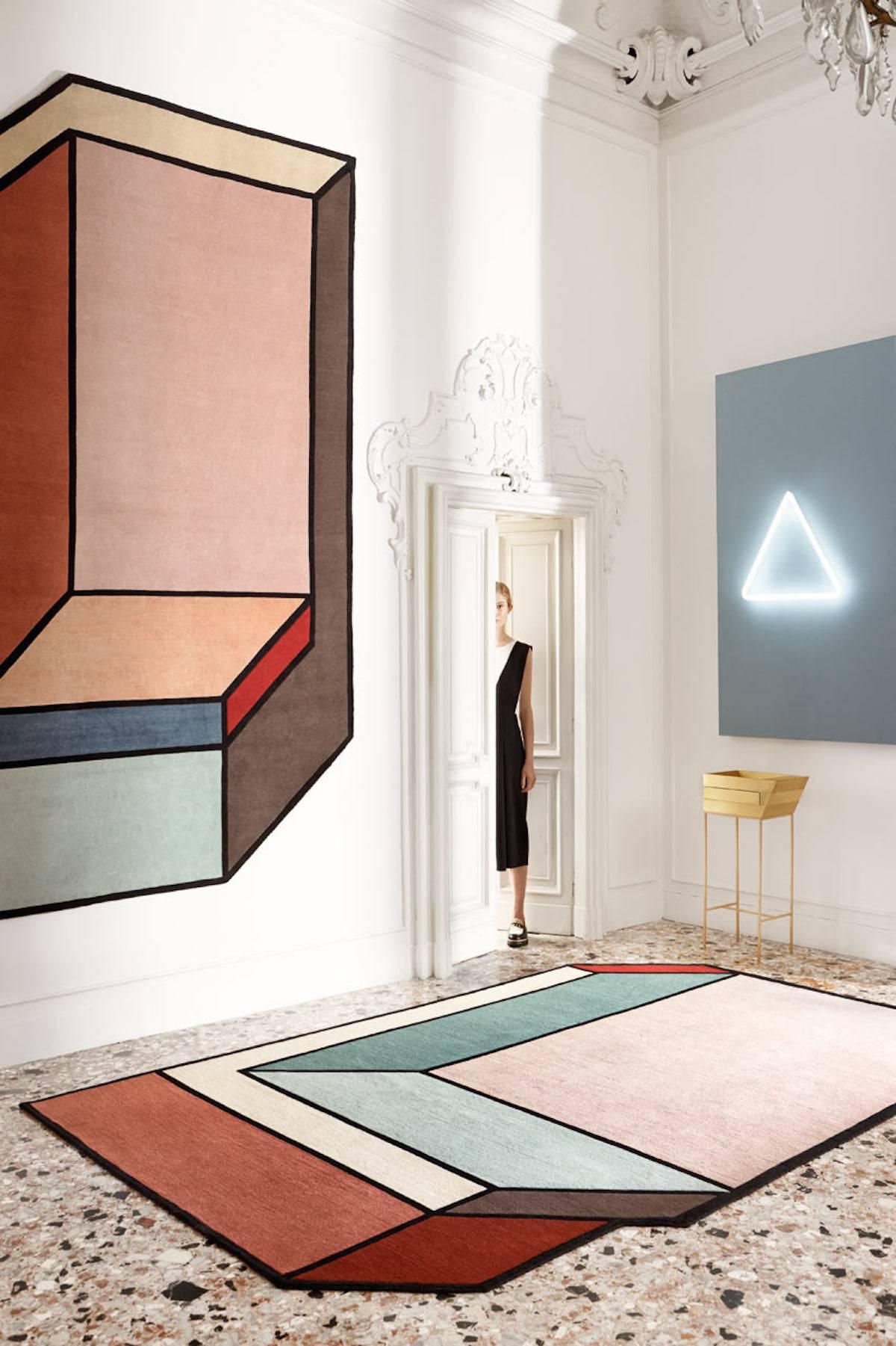Visioni, the new rugs by Patricia Urquiola for cc-tapis. 

An unprecedented synthesis between an age-old technique and abstract graphics. The two rugs have been produced solely by hand with colors and materials that testify to the desire to give