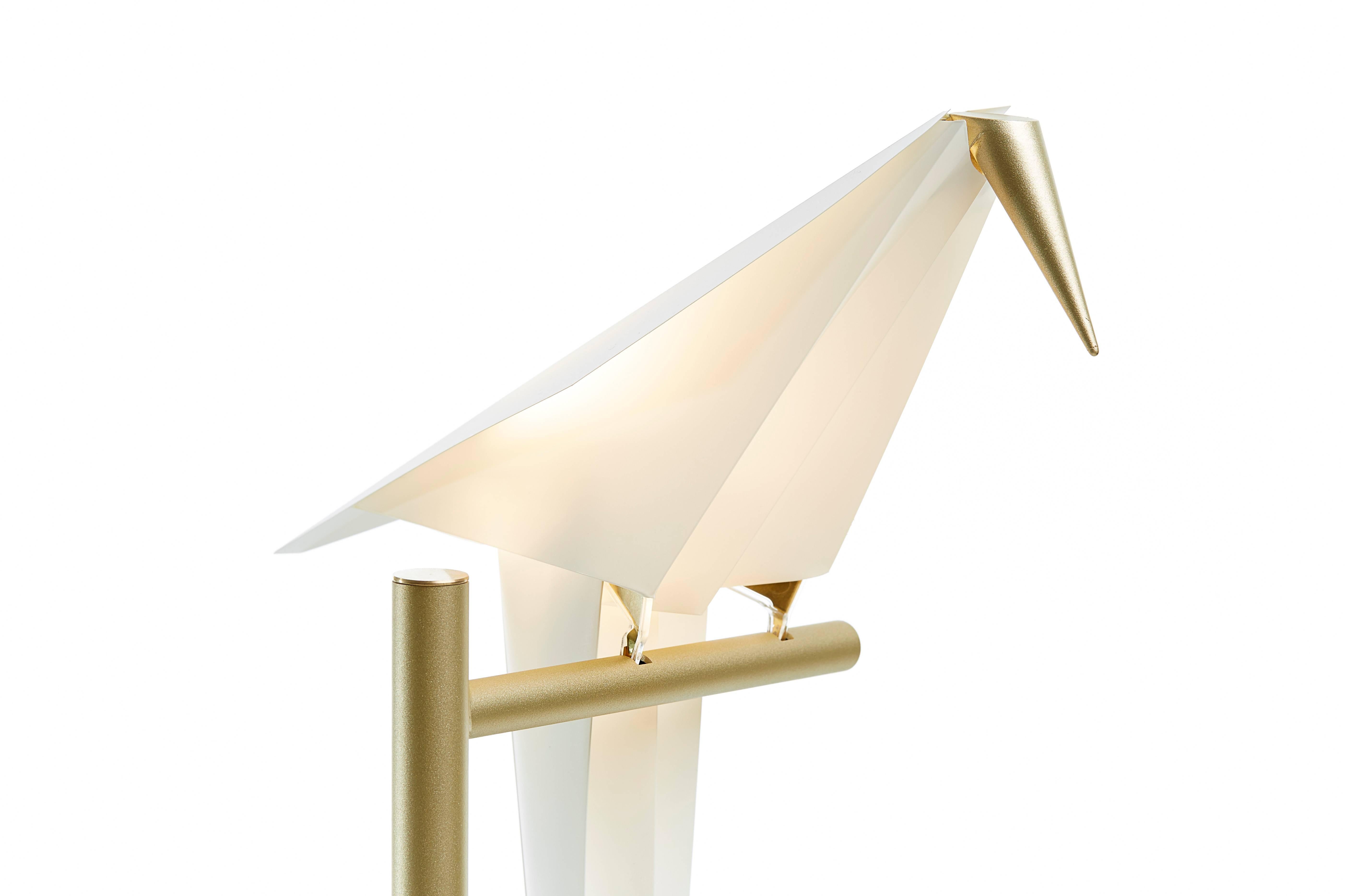 You may admire the details of its delicate beauty and follow the light swinging of the bird from nearby, while comfortably seated. What’s more, you can easily set it in motion with a gentle touch of your hand while enjoying its warm sunny glow.

A