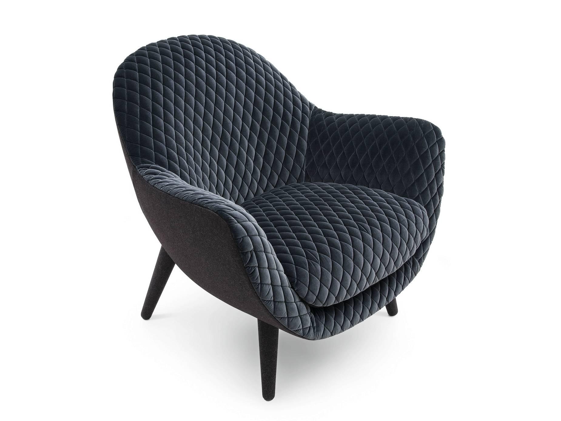 A continuous body, an enveloping seat and an image strongly characterized by a matelassè finishing: Mad Queen plays on exclusive artisan details to add to the collection that began with Mad Chair in 2013. A low armchair with soft, continuous lines