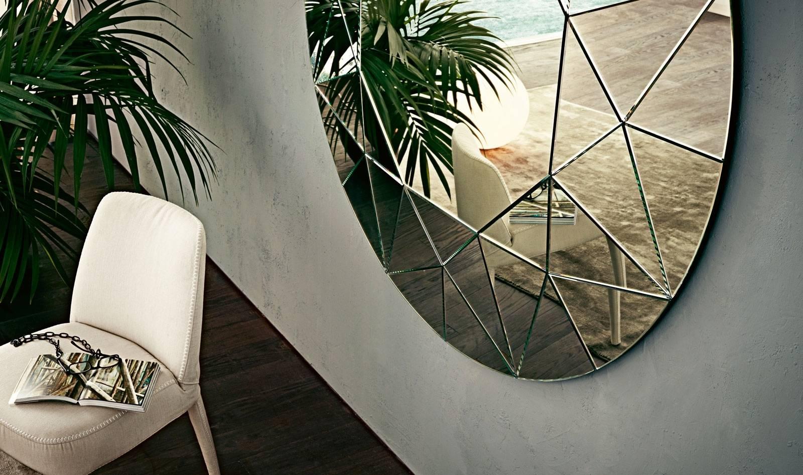 Hand polished mirror with octagonal central part and frame composed of 40 inclined mirrors on different levels.

Designed by Ricardo Bello Dias for Gallotti & Radice. Produced in Italy. 

Sizes cm:
ø 120 x 6
ø 150 x 6

Inches:
Ø 47 1/4 x 2 1/2
Ø