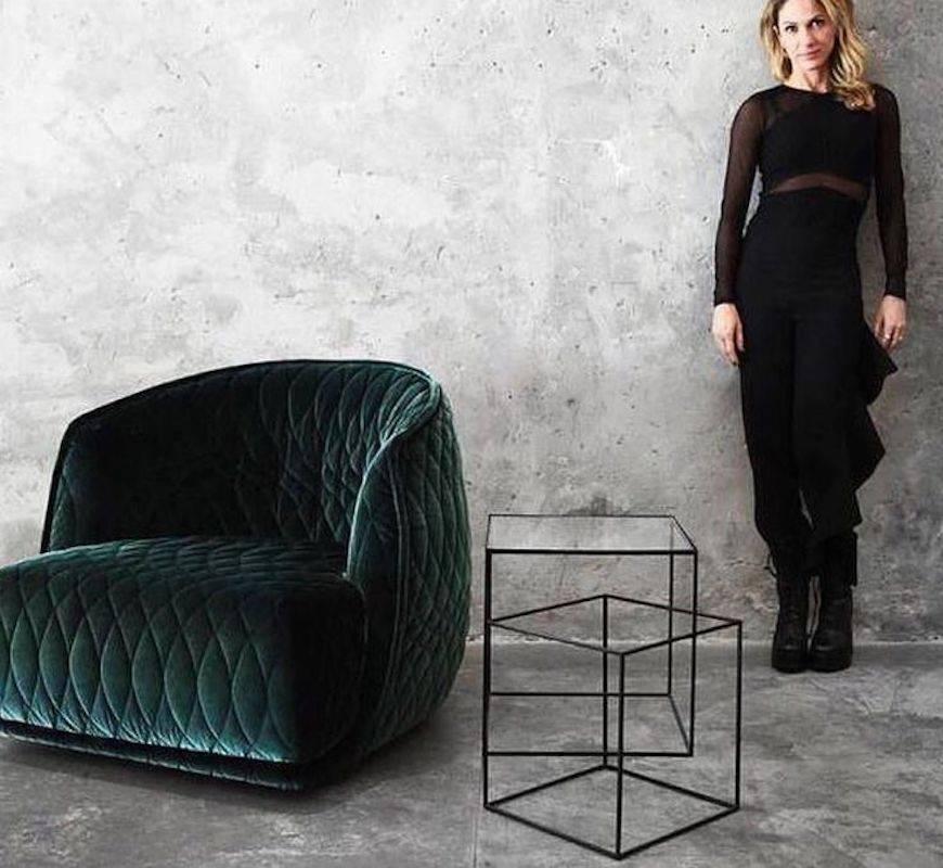Moroso Redondo armchair in tufted upholstery by Patricia Urquiola

A collection with a distinctive two–part shape, the padded shell embraces the huge seat cushions. Its curves are shown off by the total absence of sharp corners and the softness of