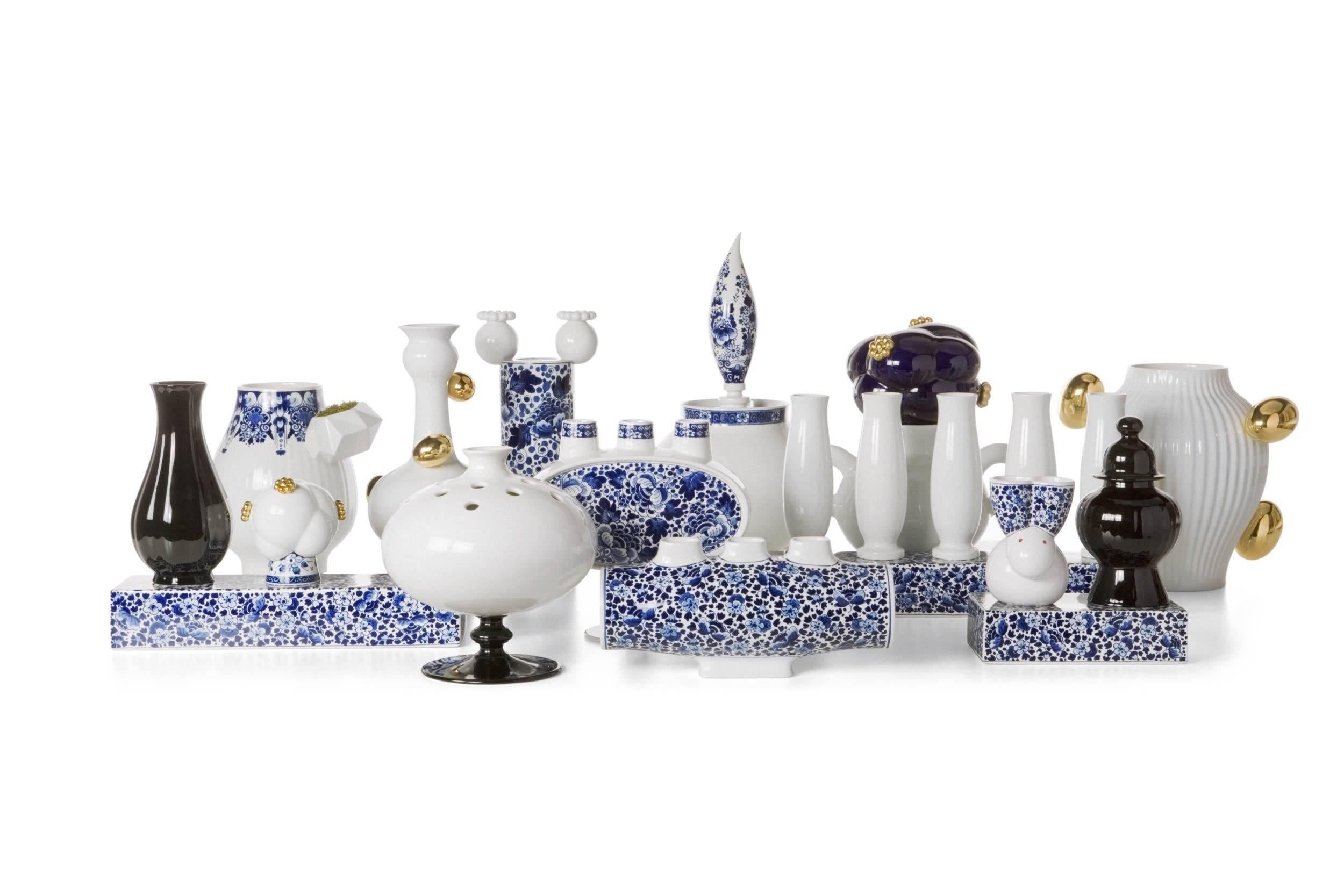Moooi Delft Blue Vase 06 in Porcelain by Marcel Wanders Produced by Royal Delft In New Condition For Sale In Rhinebeck, NY