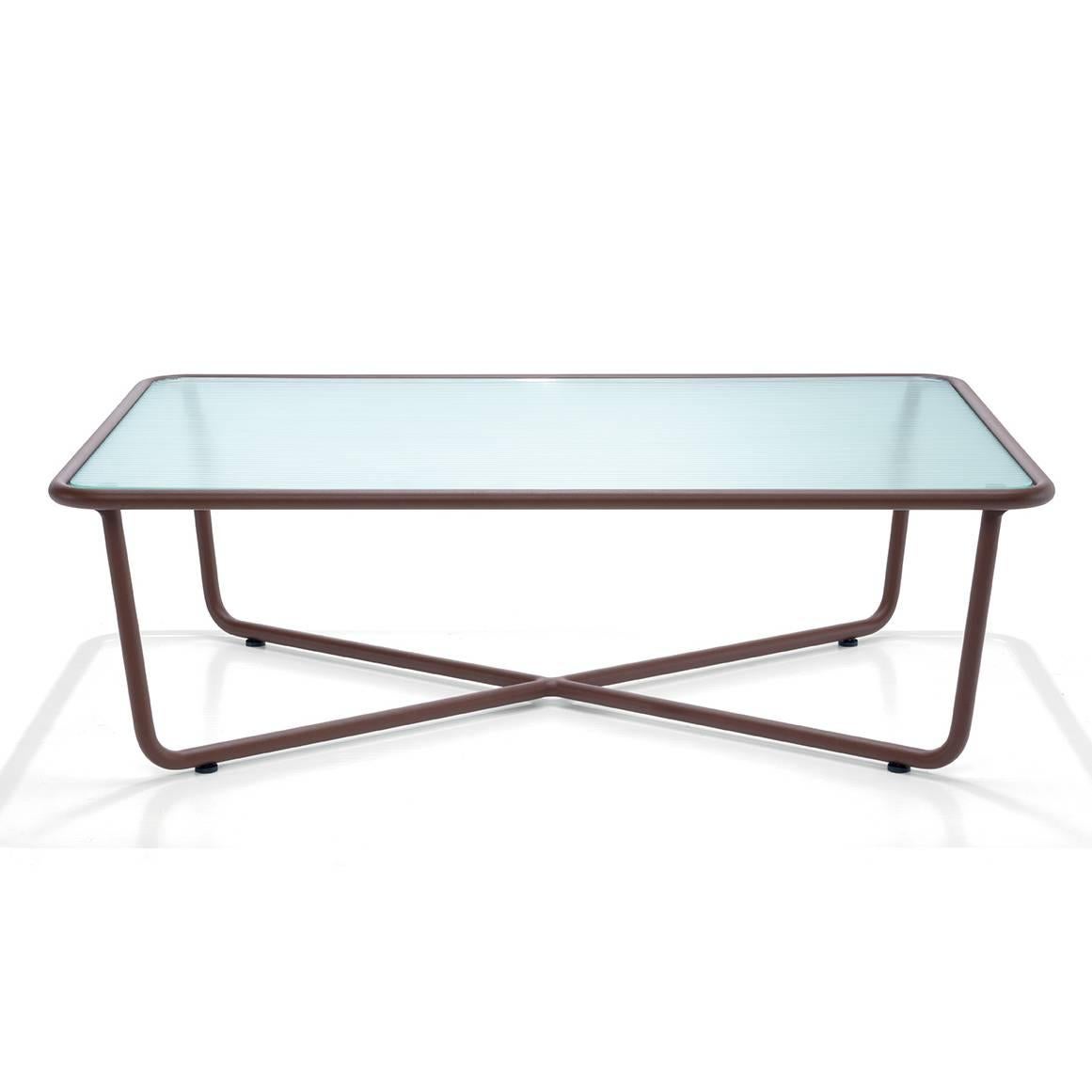 The coffee table become an indispensable element for outdoors: sunglass, the new collection by Rodolfo Dordoni, combines with simplicity different materials such as a glass top and a metal structure. The glass top, available in two finishes - in