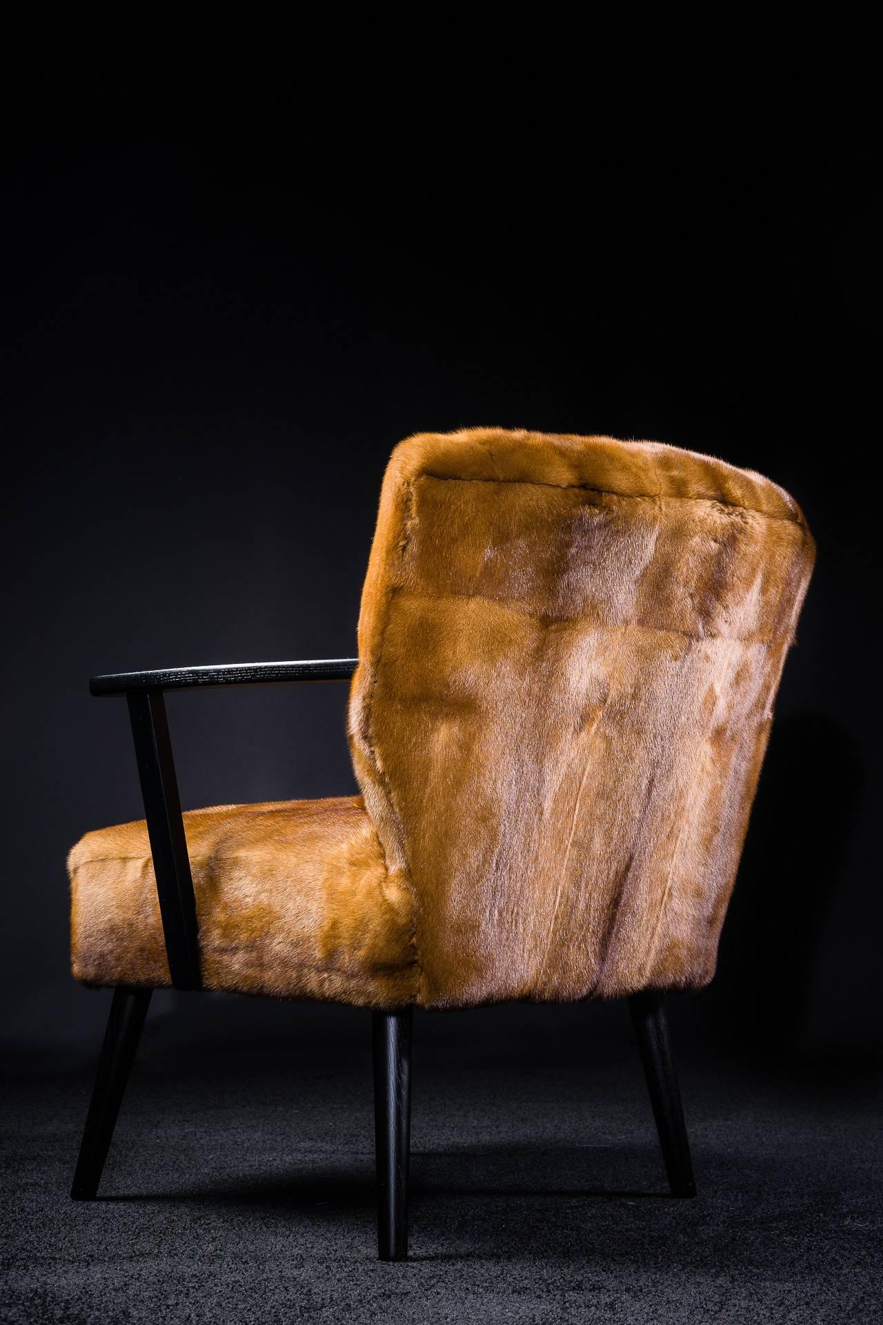 Luxury armchairs upholstered with golden mink.
Armchairs handmade in France by NORKI with saga furs mink.
These armchairs have a solid oak frame dyed in black.