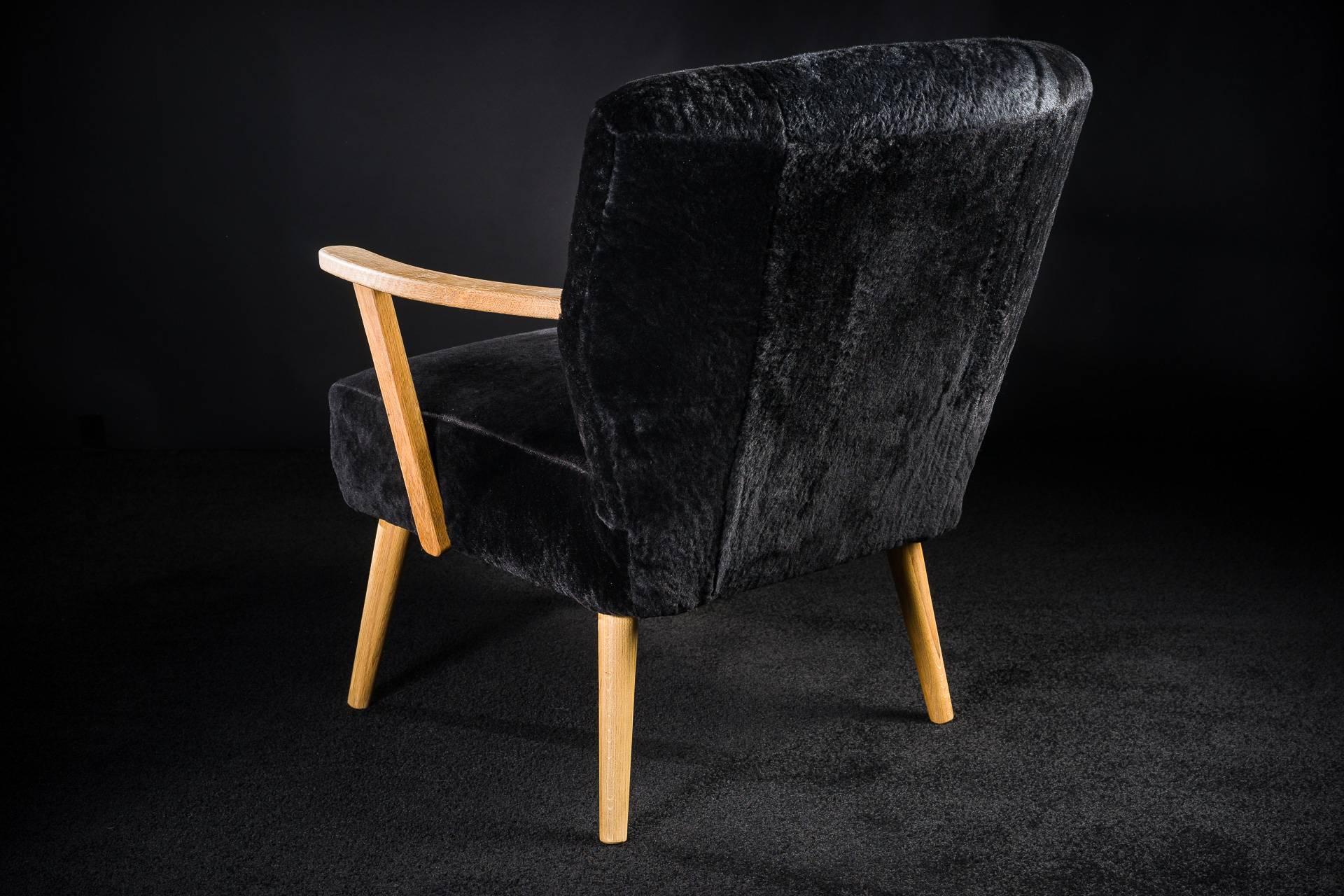 Luxurious and comfy Alpina armchair
Black shearling upholstery (available in natural white or cognac shearling)
Solid oak frame - natural color, dyed in black or old oak available
Hand-made in France by Norki

