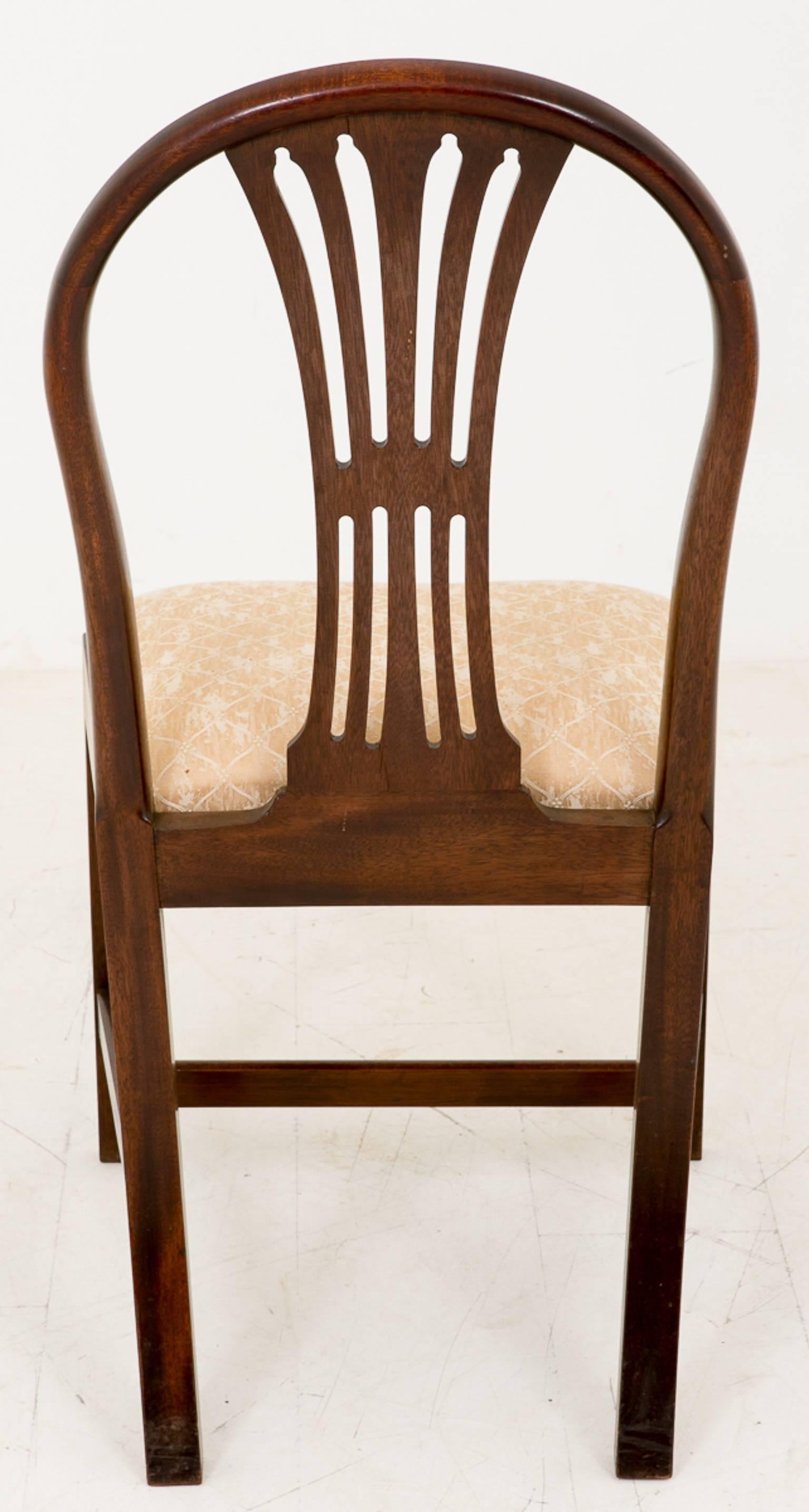 Early 20th Century Set of Ten Mahogany Hepplewhite Influenced Dining Chairs For Sale