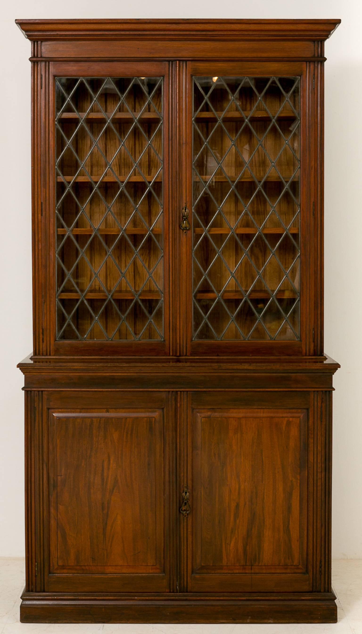 Late Victorian Walnut Two-Door Bookcase In Good Condition For Sale In Norwich, Norfolk