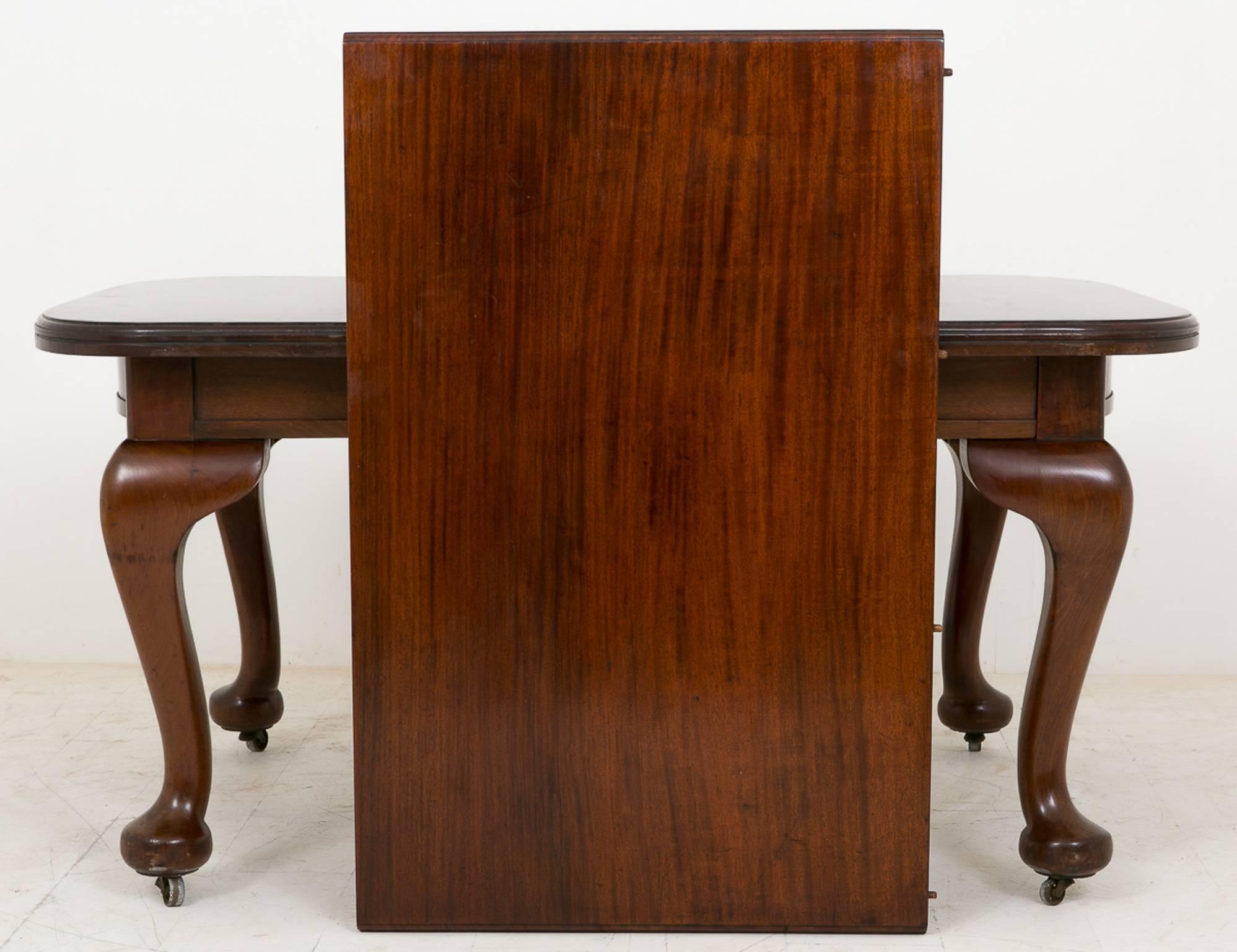Late Victorian Mahogany Dining Table and Seven Chairs For Sale 4