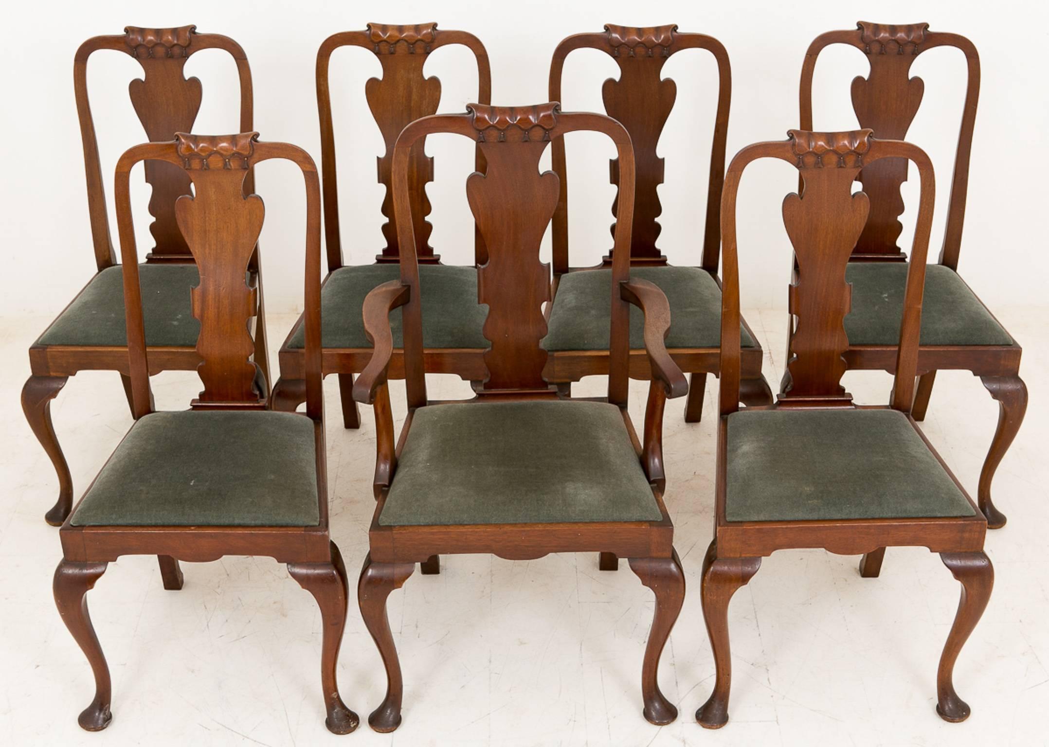 Late Victorian Mahogany Dining Table and Seven Chairs For Sale 5