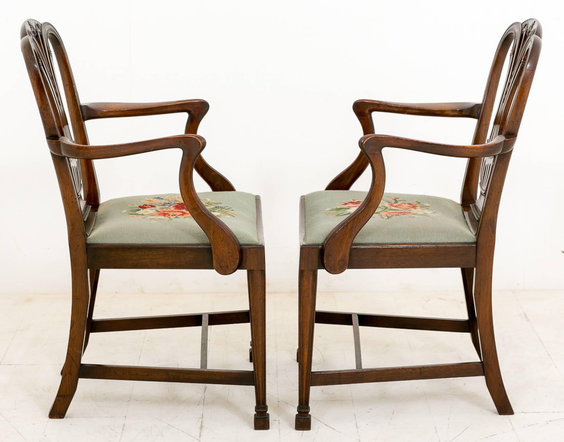 British Pair of Mahogany Hepplewhite Influenced Carver Chairs For Sale