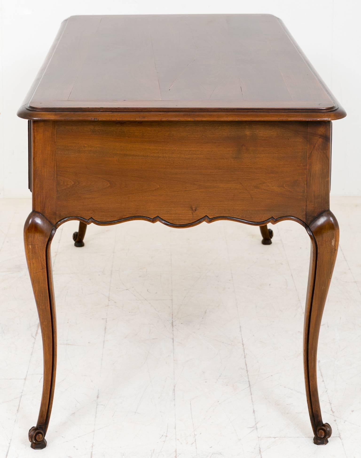 French cherrywood side table.
Standing on swept legs with carved toes.
The three drawers featuring carved fans and original handles.
Being of a very nice color.

Size:

Height 30