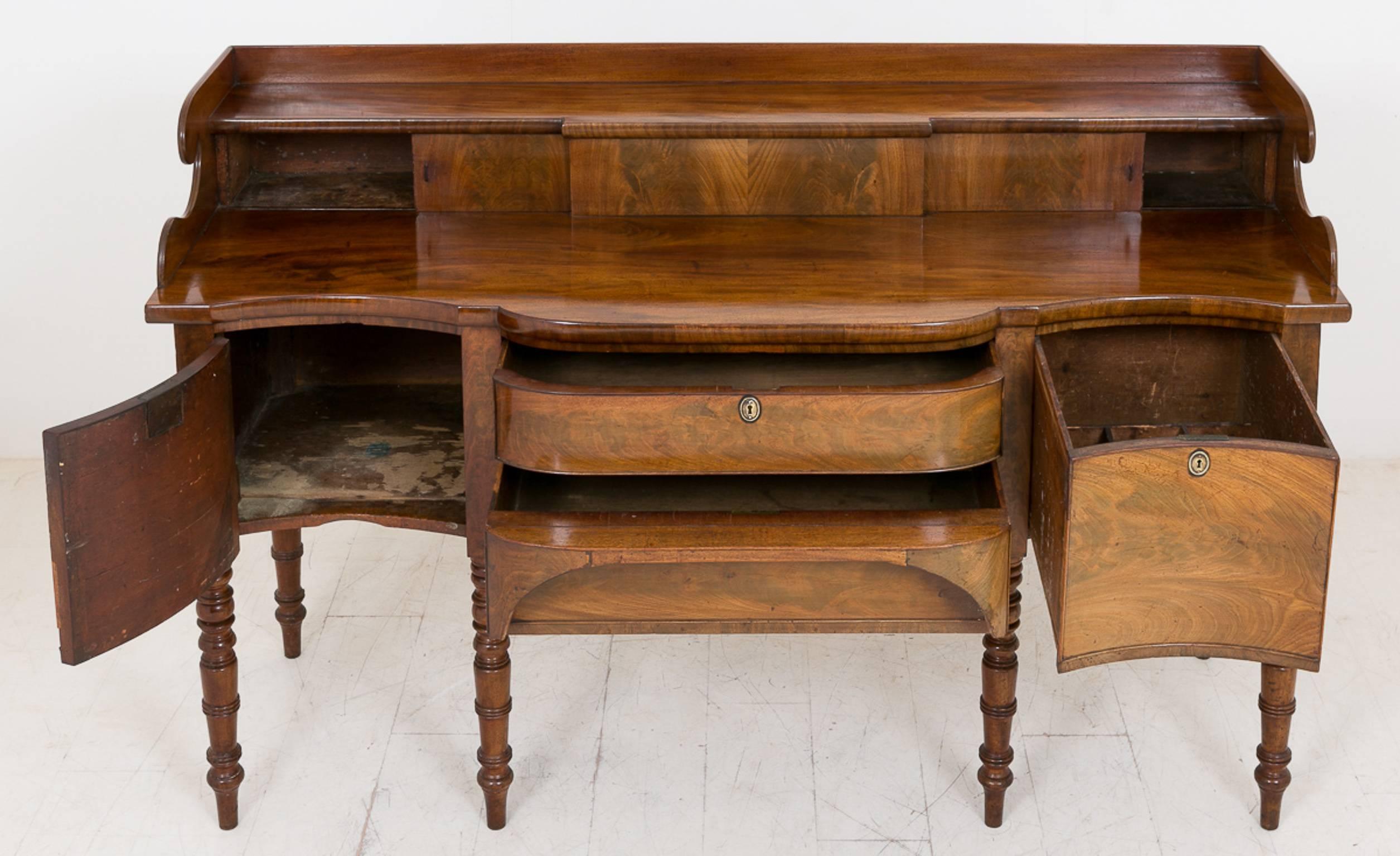 Regency Mahogany Sideboard of Serpentine Form In Good Condition For Sale In Norwich, Norfolk