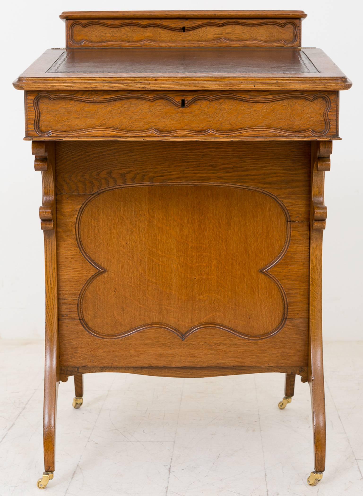 Oak Arts and Crafts Style Davenport For Sale 1