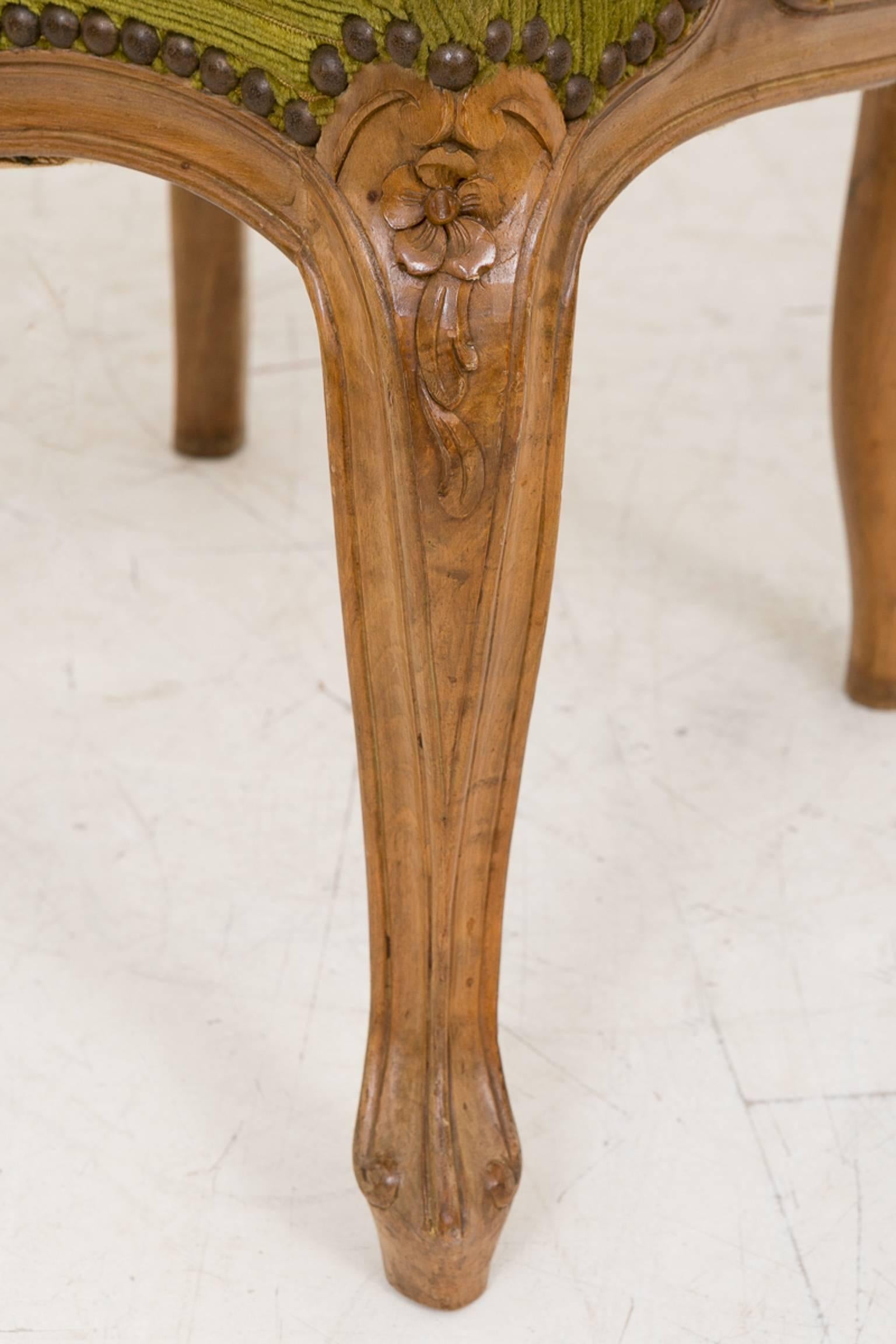 Pair of pretty French walnut open armchairs.
Standing on Cabriole legs with carved toes and carved knees.
We also have carving to the serpentine seat rail, swept arms and wood show back.

Size:
Height 34