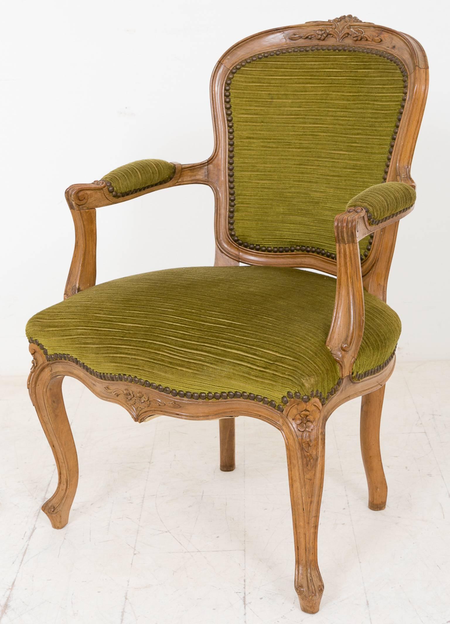 Carved Pair of Pretty French Walnut Open Armchairs For Sale