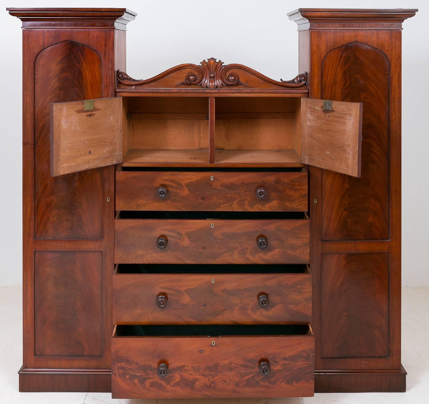 Here we have an early Victorian superb quality mahogany turret wardrobe.
The centre section having four graduated mahogany lined drawers with original turned knobs and brass locks.
The left hand turret is having shirt slides and hanging space the