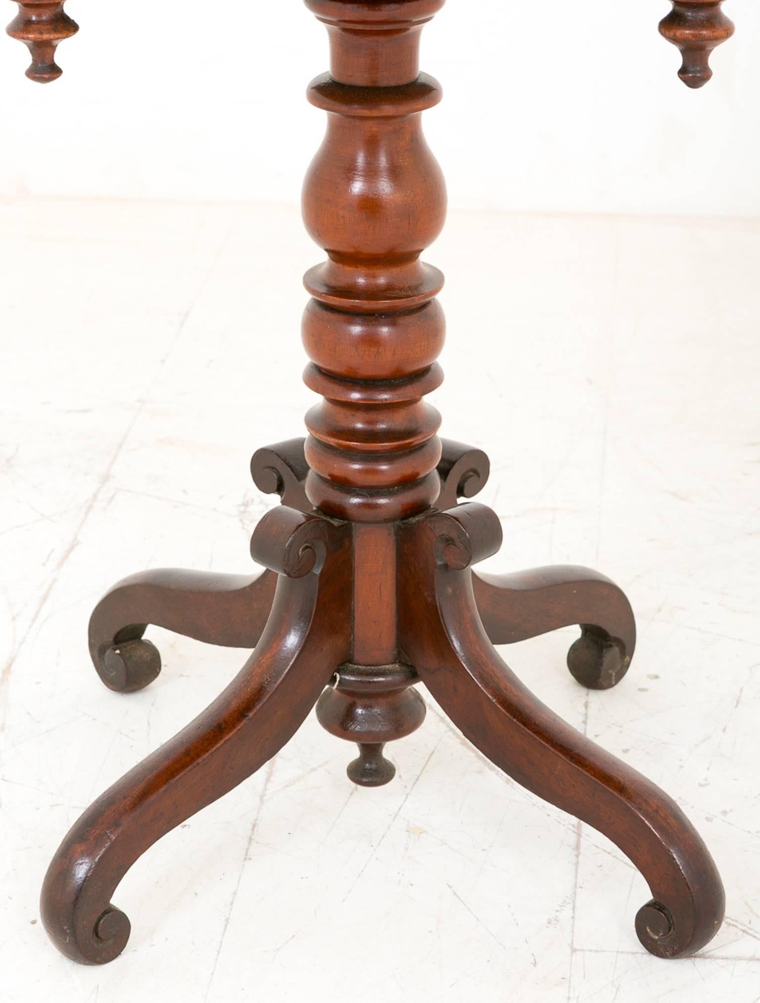 A very pretty William IV mahogany occasional table.
Standing on a stylized swept leg with a multi ring turned column.
Th0e top section featuring one double depth Mahogany lined drawer with fine dovetails and original locks and knobs.
The single