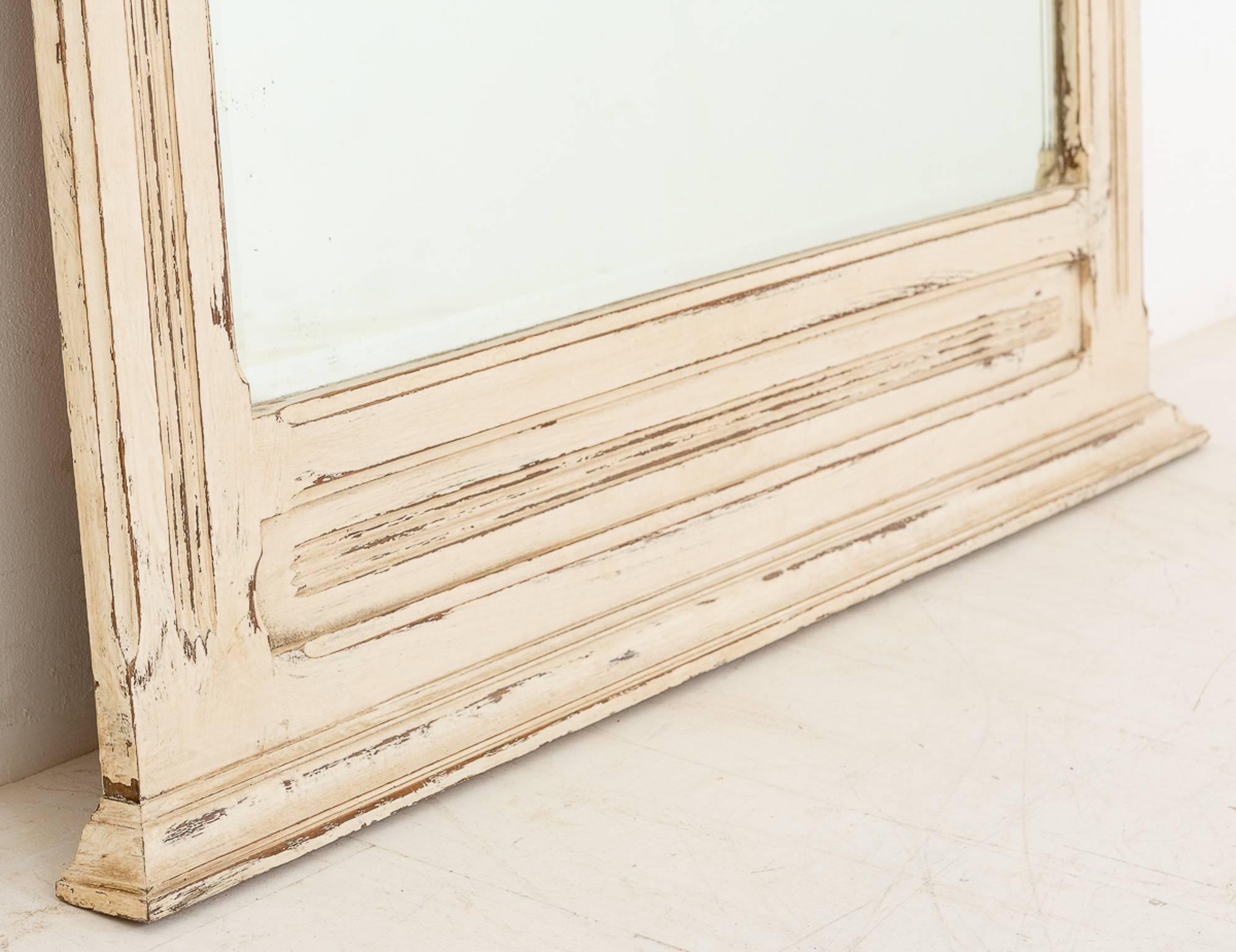 Here we have a shabby chic French oak overmantel mirror.
With original bevelled plate mirror.
Featuring a shaped and carved up stand.

Size: 
Height 41.5