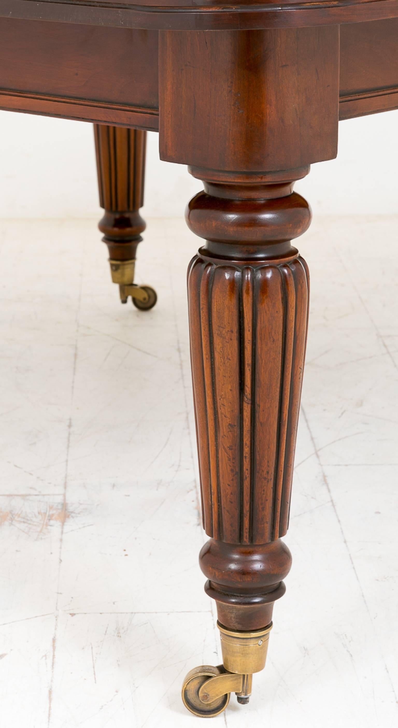 Mid-Victorian Mahogany Extending Dining Table In Good Condition For Sale In Norwich, Norfolk