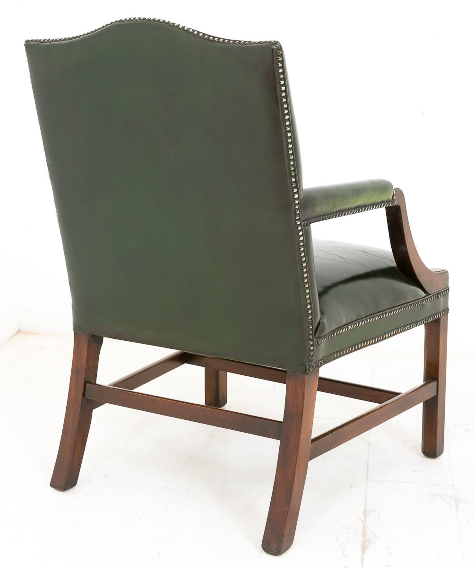 A good pair of green leather mahogany Gainsborough chairs of Georgian design.
Standing on a square leg with a 