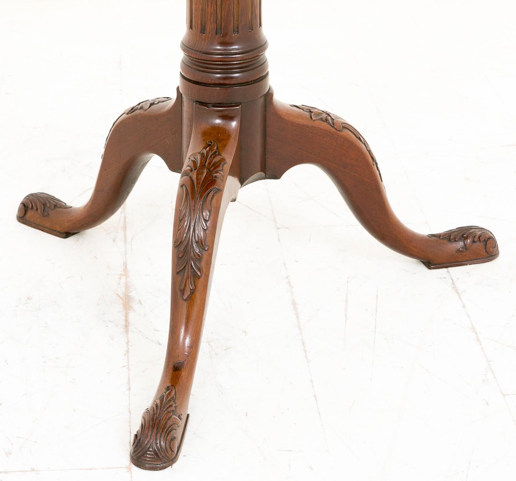 Very nice Georgian wine table featuring a molded one piece pie crust top.
The base having a bird cage movement with a fluted column.
The feet with carved toes and knees.
A very nice quality piece.

Size:
Height 28