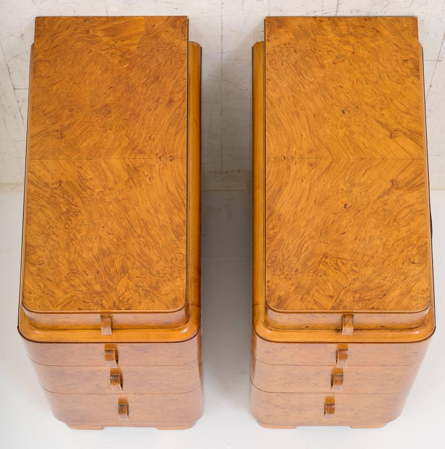 A pair of superb quality bedside chests in the Art Deco style.
Standing on a block foot.
Four mahogany lined graduated drawers with original Art Deco handles which are banded in box wood.
In very good condition.

Size:
Height 29