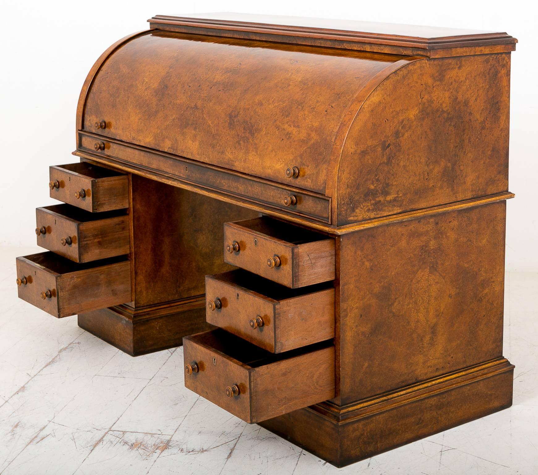 Stunning Victorian Burr Walnut Cylinder Desk In Good Condition For Sale In Norwich, Norfolk