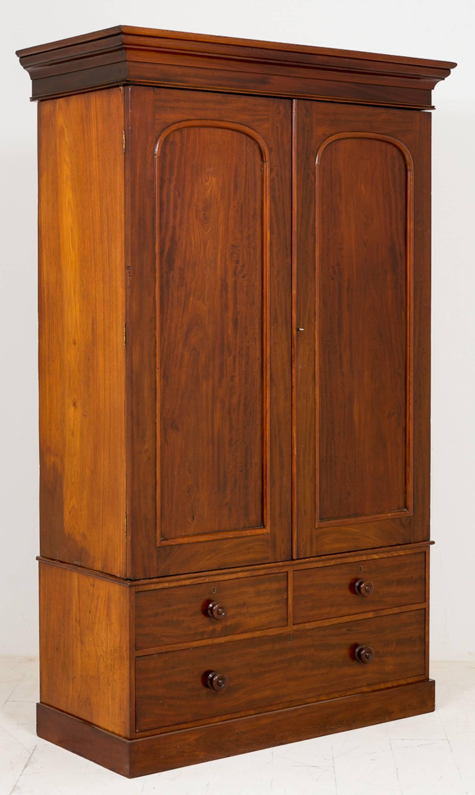 Mid-Victorian Two-Door Mahogany Wardrobe In Good Condition For Sale In Norwich, Norfolk