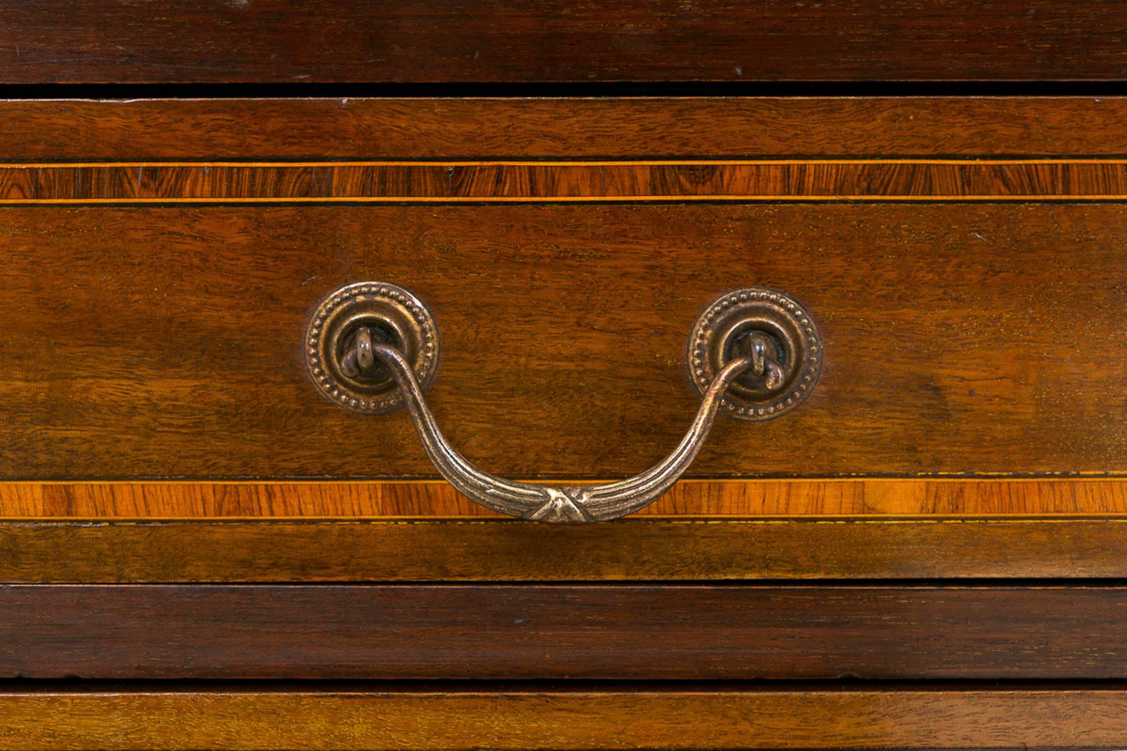 Regency Mahogany Sideboard of Serpentine Form For Sale 2