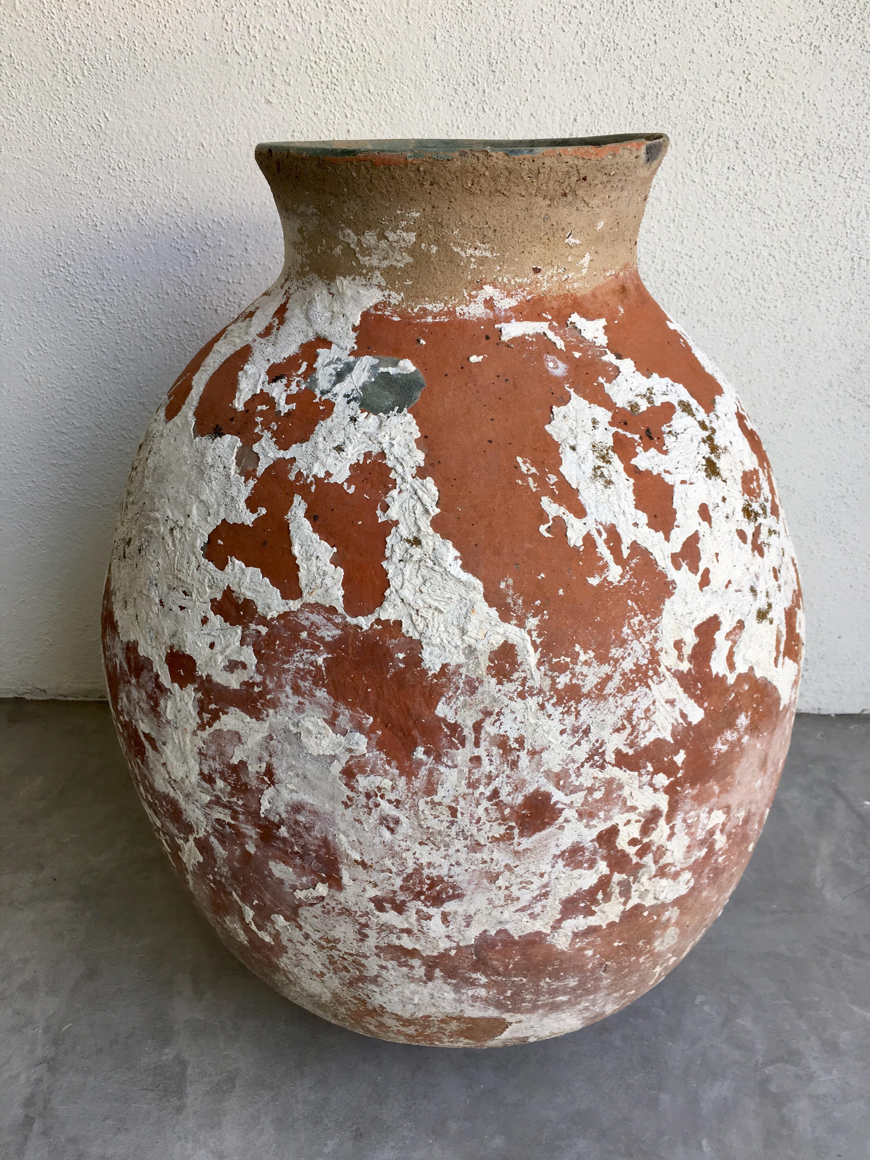 Ceramic pot from Arroyo Seco, Guanajuato with original white cement.