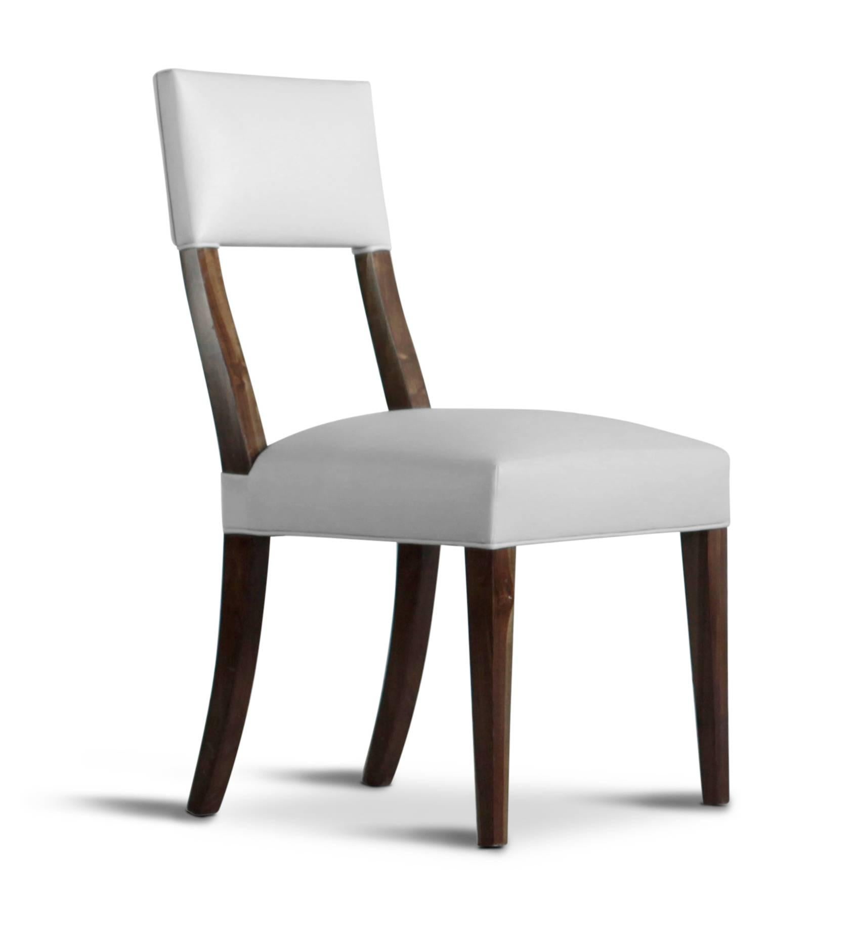 Costantini ist stolz darauf, die härtesten und schönsten Harthölzer für die Herstellung seiner Sitzmöbel zu verwenden. Die sanft geschwungene, hohe Rückenlehne des Luca Chair aus argentinischem Palisanderholz strahlt Eleganz und Anstand aus. In der