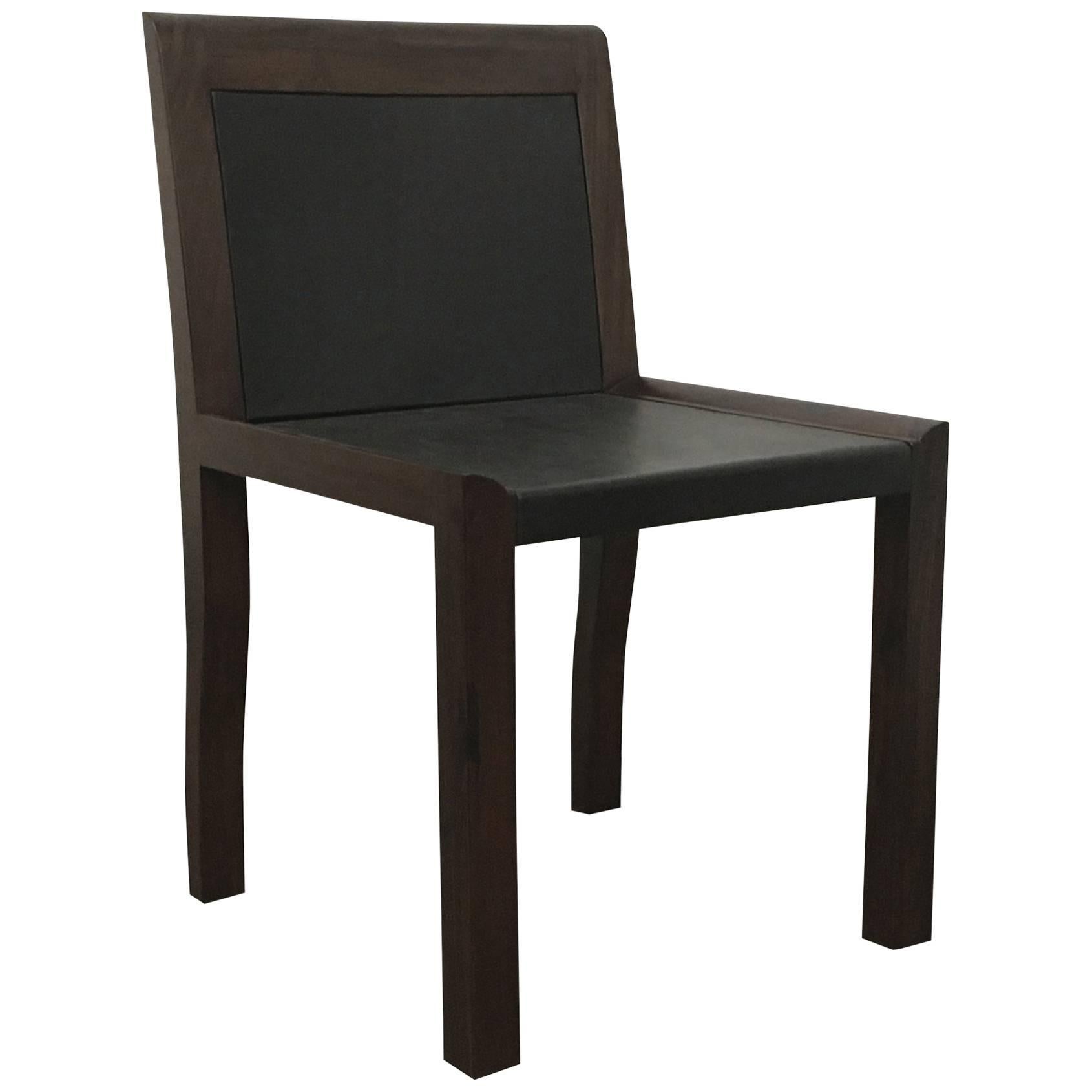 Chaise en bois exotique et cuir enveloppé de Costantini, Orianna (en stock)