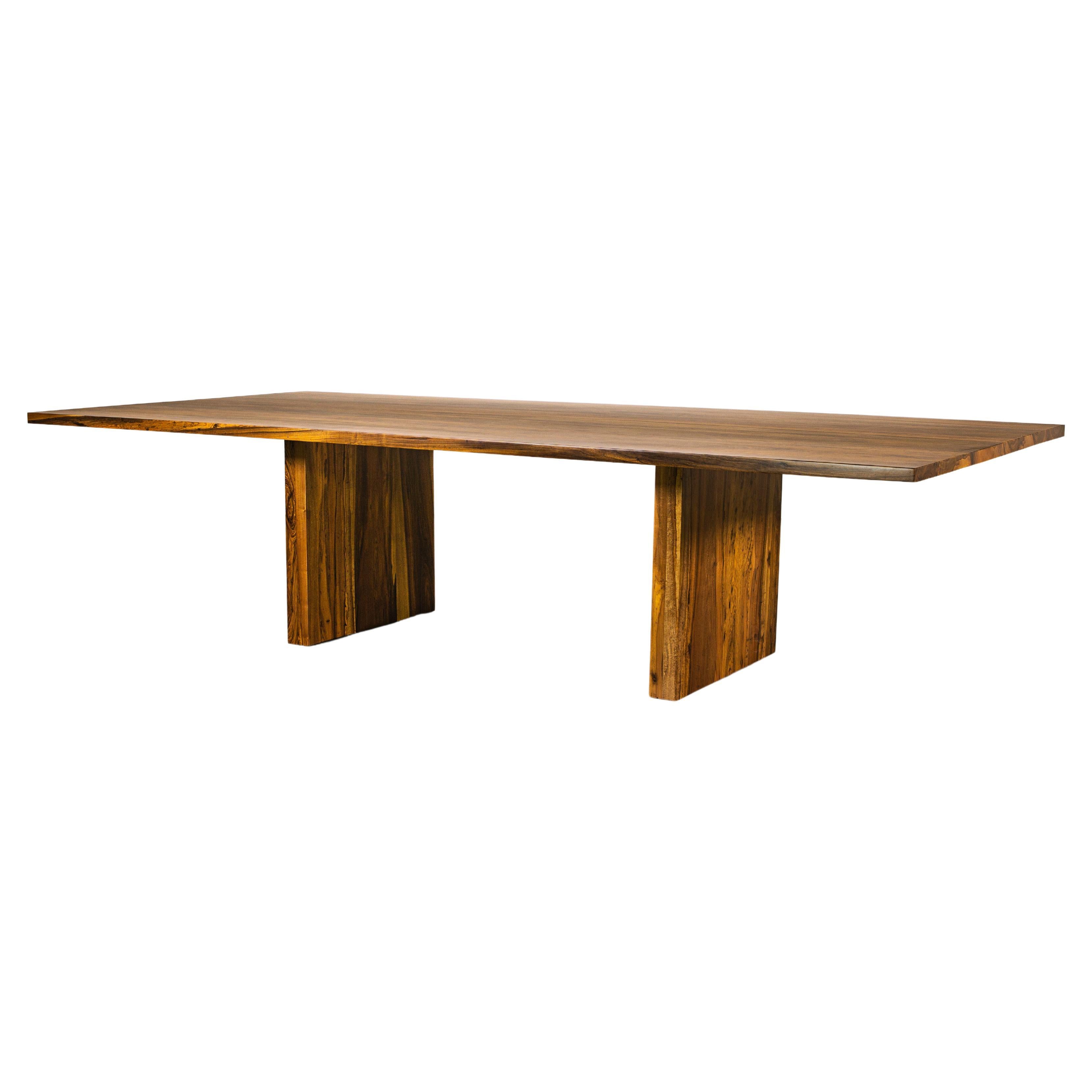 Table de salle à manger moderne et minimaliste à deux pieds en bois exotique d'Andre Costantini