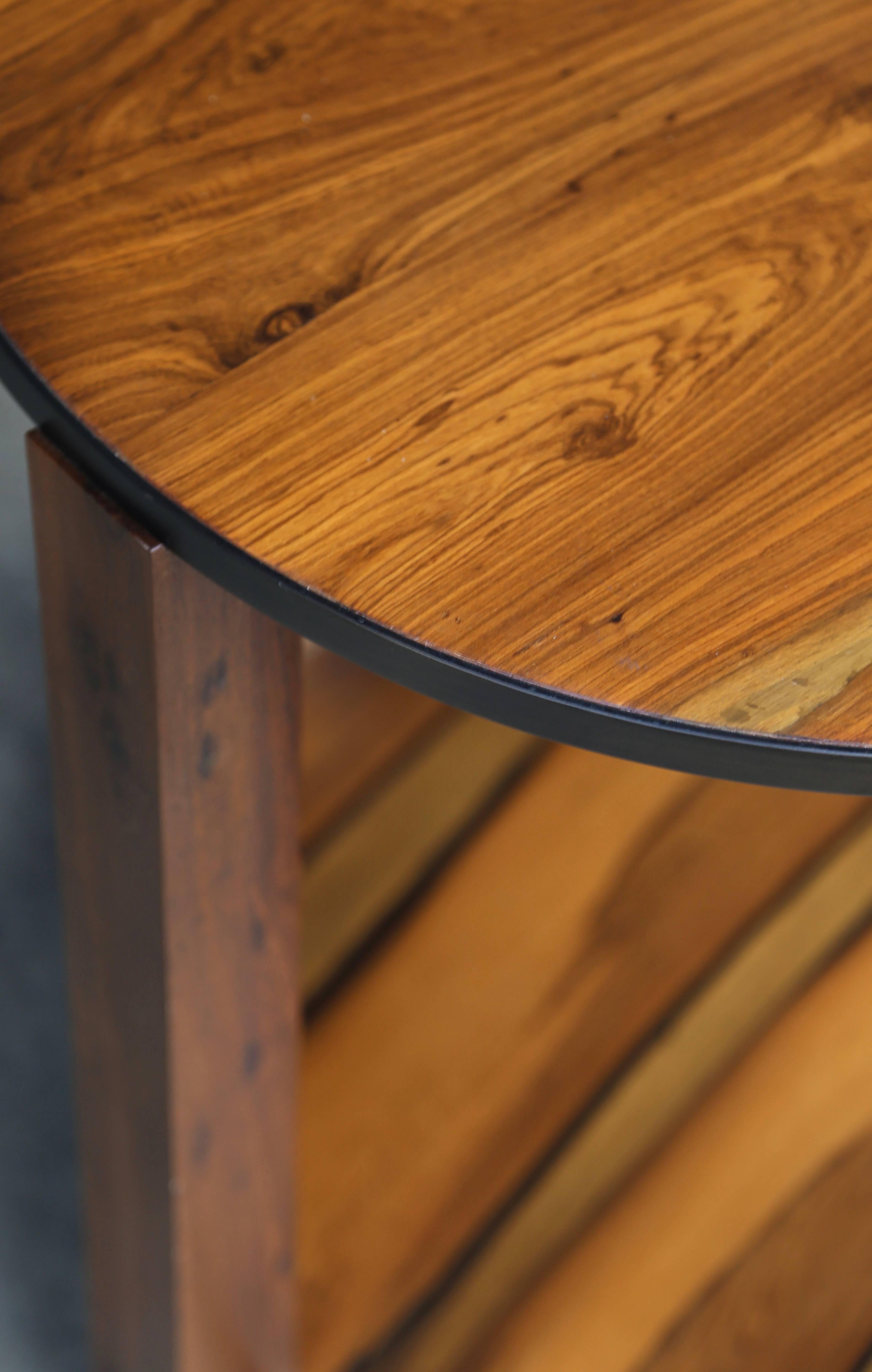 Dieser moderne Beistelltisch von Costantini ist aus argentinischem Palisanderholz mit Stahlelementen um die Platte herum. Auch mit einer Platte aus Stahl oder Glas erhältlich. 

Wie alle Stücke der Costantini-Kollektion wird auch dieses in unserem