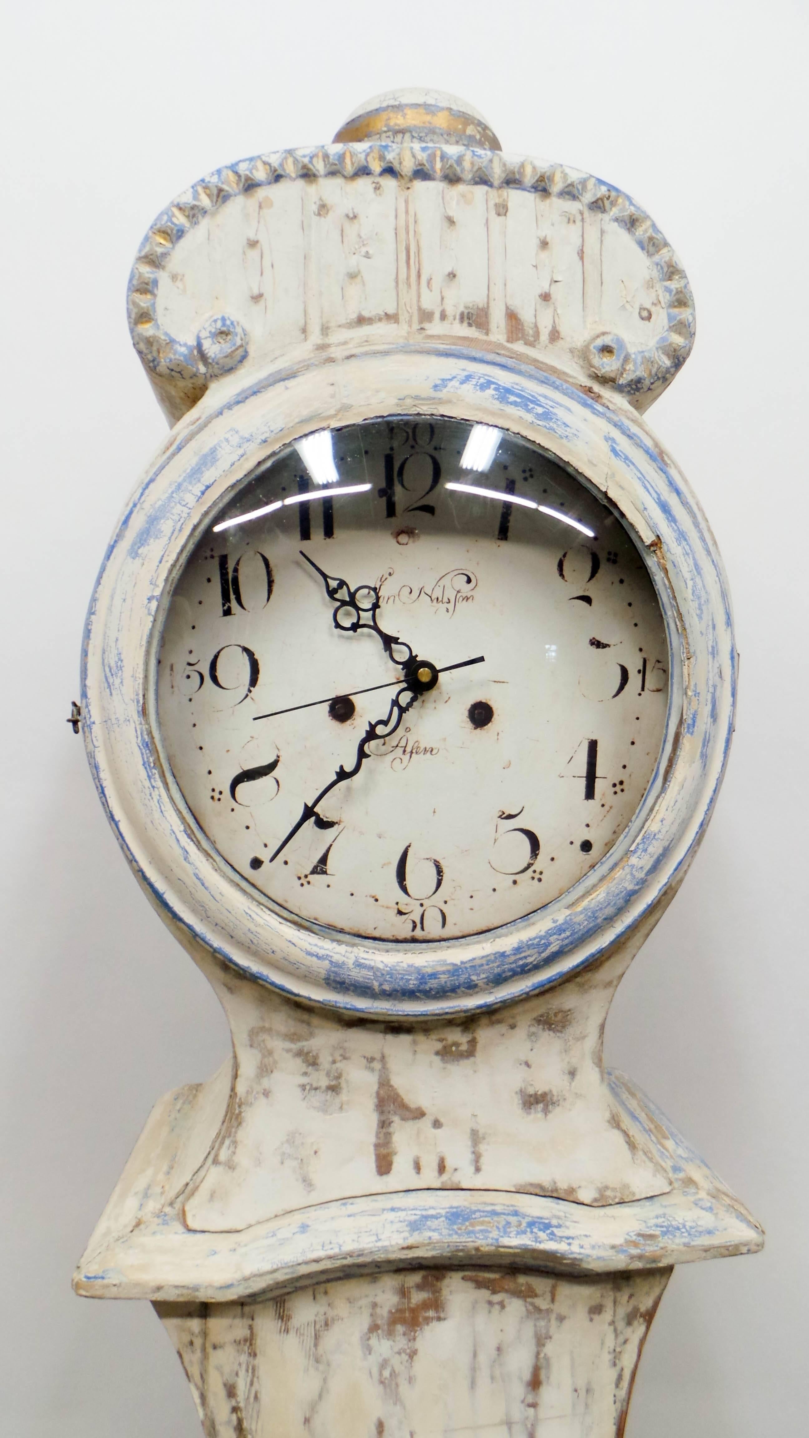 Il s'agit d'une horloge suédoise à long boîtier peinte 100% originale, le modèle est appelé 