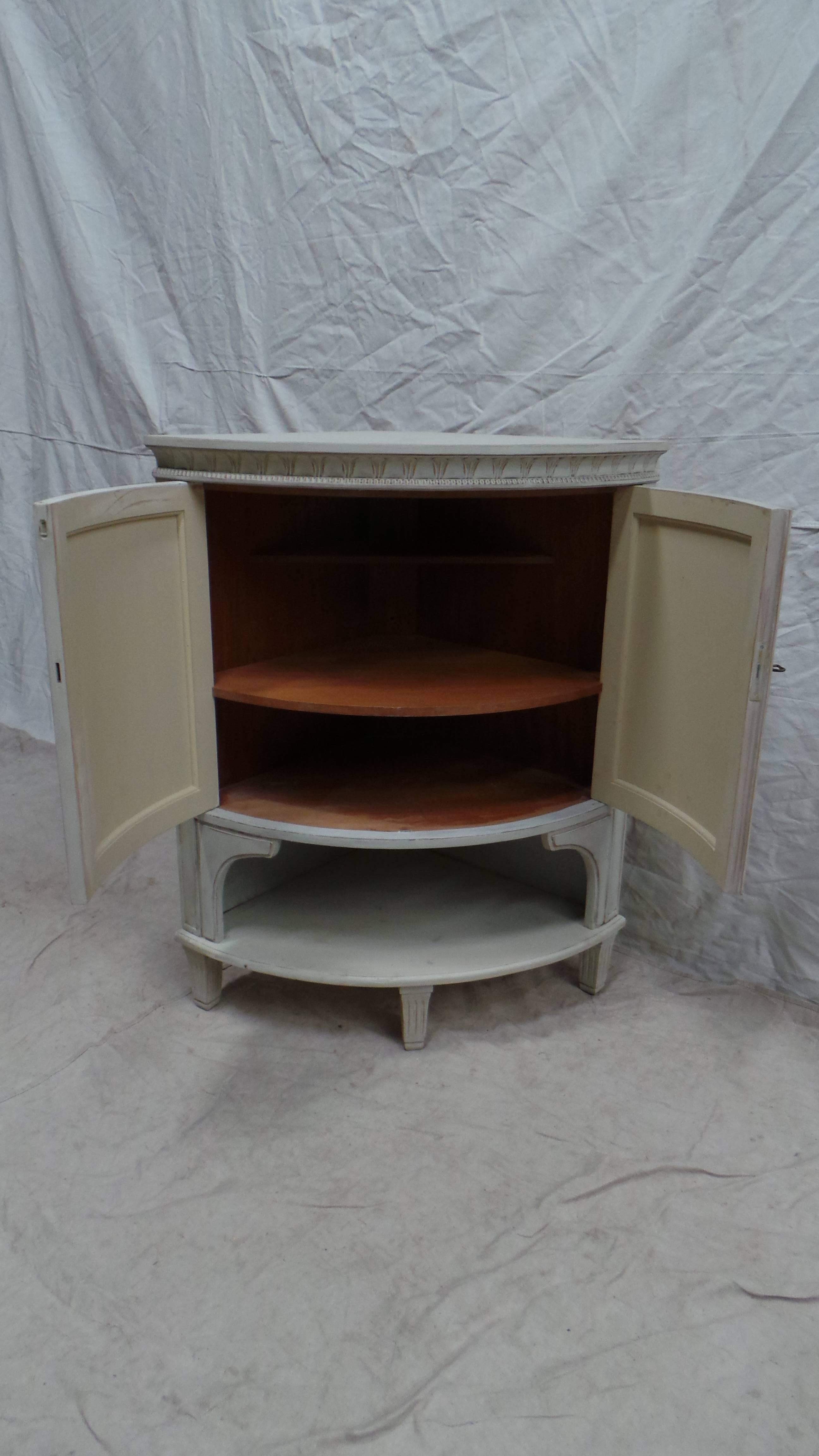 Swedish Gustavian Corner Cabinet In Excellent Condition In Hollywood, FL