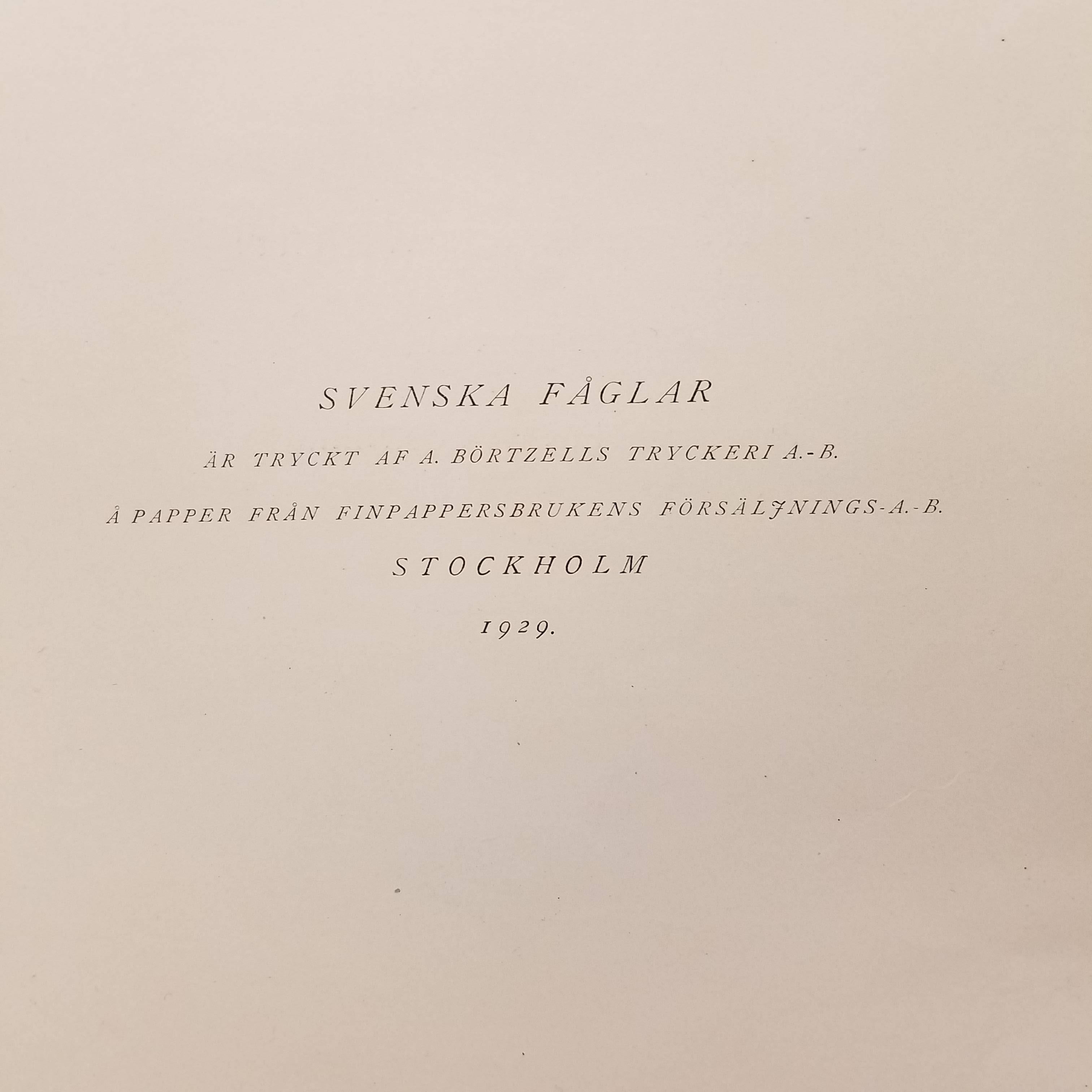 Il s'agit d'un ensemble de quatre impressions d'oiseaux aquatiques suédois encadrées, toutes datées de 1929. Imprimé par Finpappersbrukens Forsalfnings AB. à Stockholm, Suède.
        