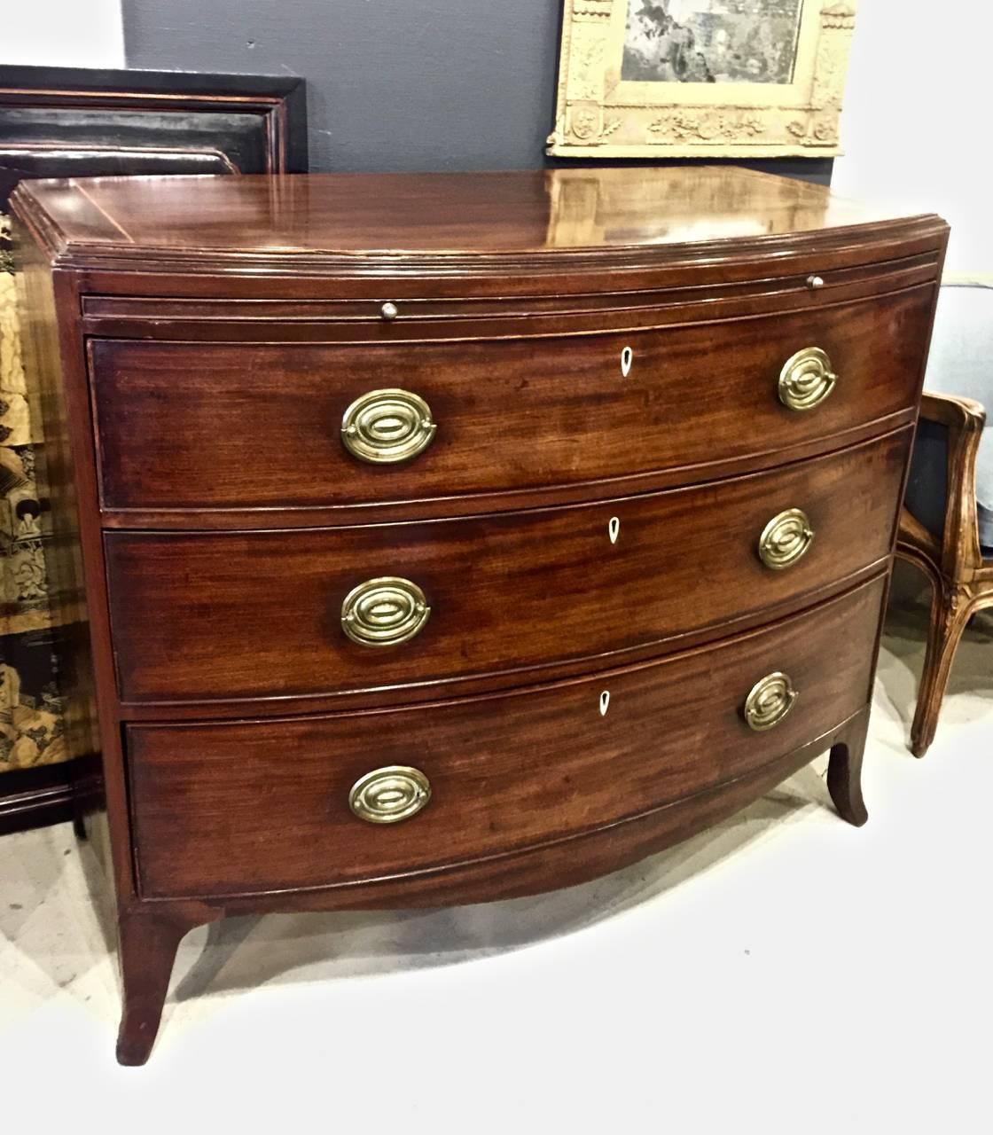 George III Bow Front Chest of Drawers, c. 1780-90 In Good Condition In Pasadena, CA