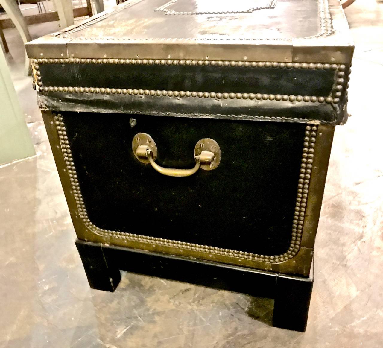 Early 19th Century Regency Leather Clad Campaign Chest In Good Condition In Pasadena, CA