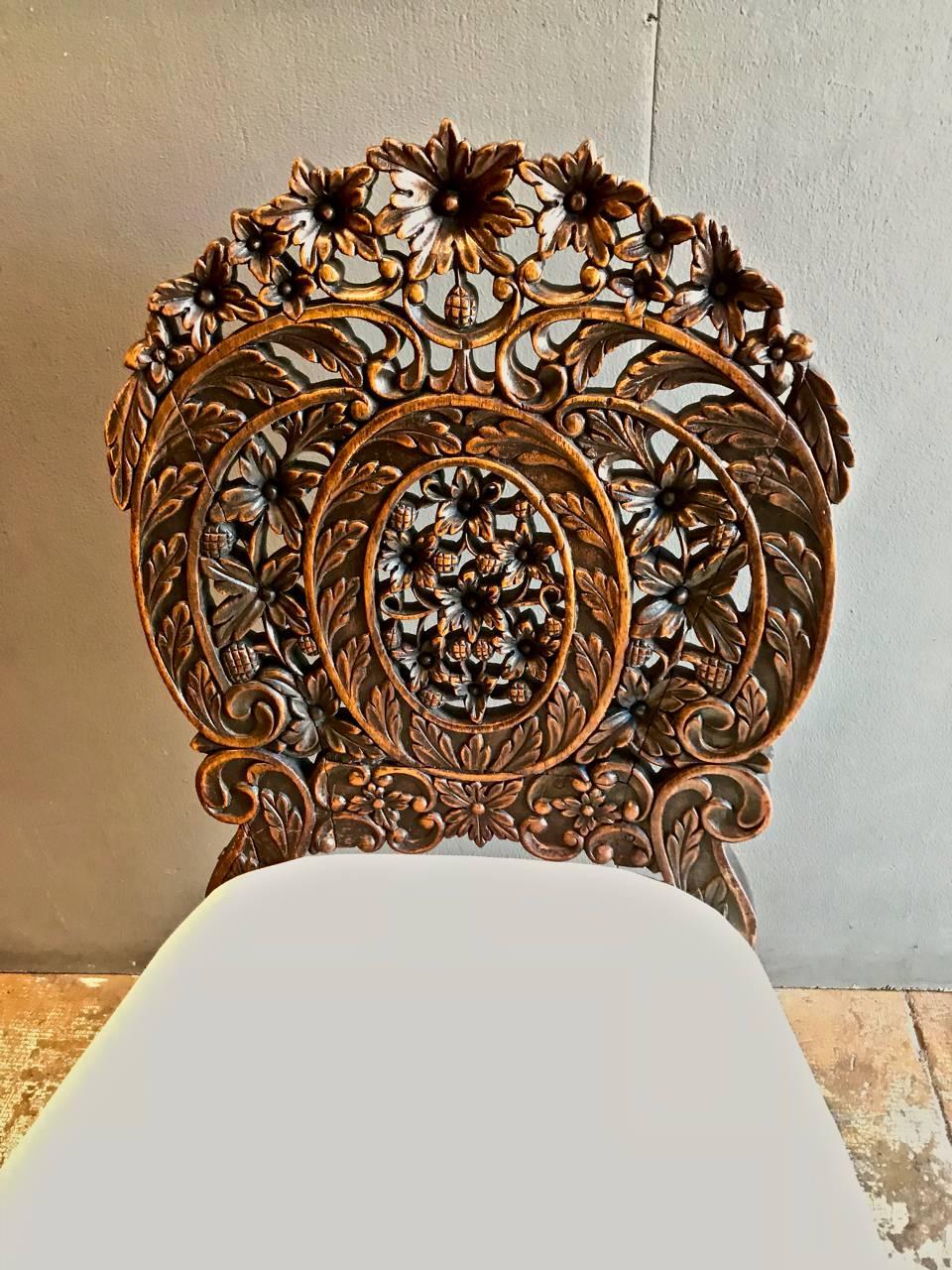 Sculpté à la main Chaise d'appoint anglo-indienne sculptée en bois de rose de la période Raj en vente