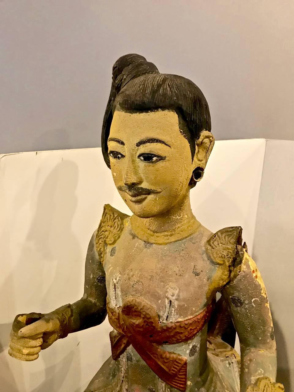 Dies ist eine ungewöhnlich große birmanische montierte königliche Figur oder Nat, die aus dem späten 19. oder frühen 20. Die Figurengruppe bewahrt alle geschnitzten Originalelemente, wurde jedoch mehrfach restauriert und mindestens zweimal neu